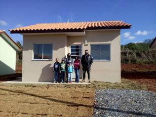 Famílias carentes de Fernandes Pinheiro recebem casas gratuitas