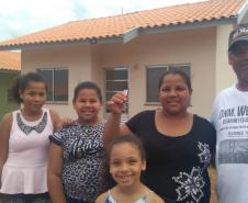 Mais 48 famílias da região Noroeste do Paraná receberam nesta quinta-feira (19) as chaves de novas casas populares. Os projetos beneficiaram 24 famílias de Xambrê e outras 24 de Francisco Alves, que se somam a outras 20 de Mariluz que foram contempladas na quarta-feira (18). 
