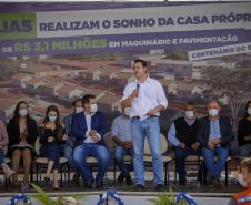 Em Centenário do Sul, governador entrega casas populares e libera R$ 3,15 milhões em recursos