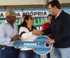 Governador entrega chaves da casa a 33 famílias de Juranda e projeta novas moradias na cidade