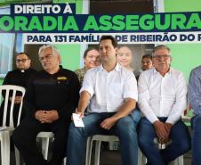 Governador entrega títulos de propriedade a 131 famílias de Ribeirão do Pinhal