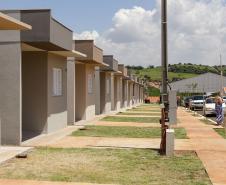 Governador entrega 44 casas e anuncia construção de condomínio do idoso em Ibiporã