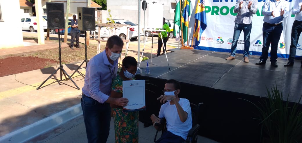 Famílias de Guaíra que residiam em condições precárias recebem novas moradias