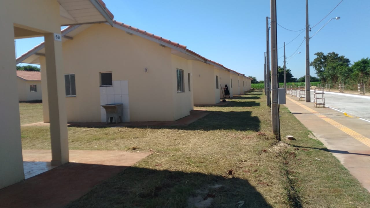 Famílias de Guaíra que residiam em condições precárias recebem novas moradias