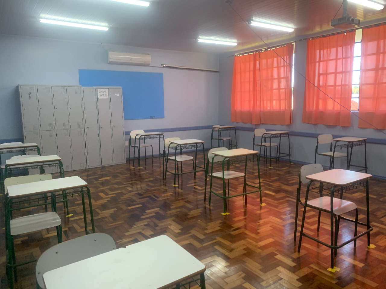 Escola em Santa Izabel do Oeste recebe nova quadra poliesportiva