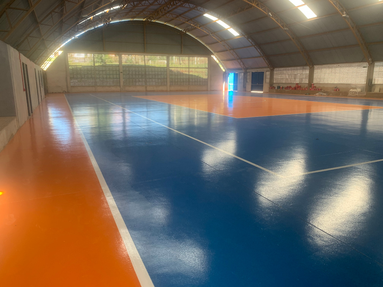 Escola em Santa Izabel do Oeste recebe nova quadra poliesportiva