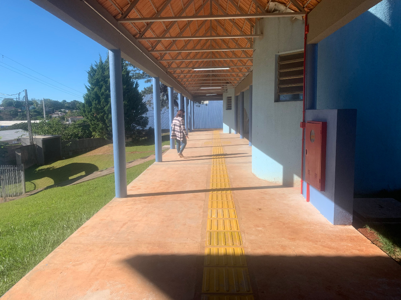 Escola em Santa Izabel do Oeste recebe nova quadra poliesportiva