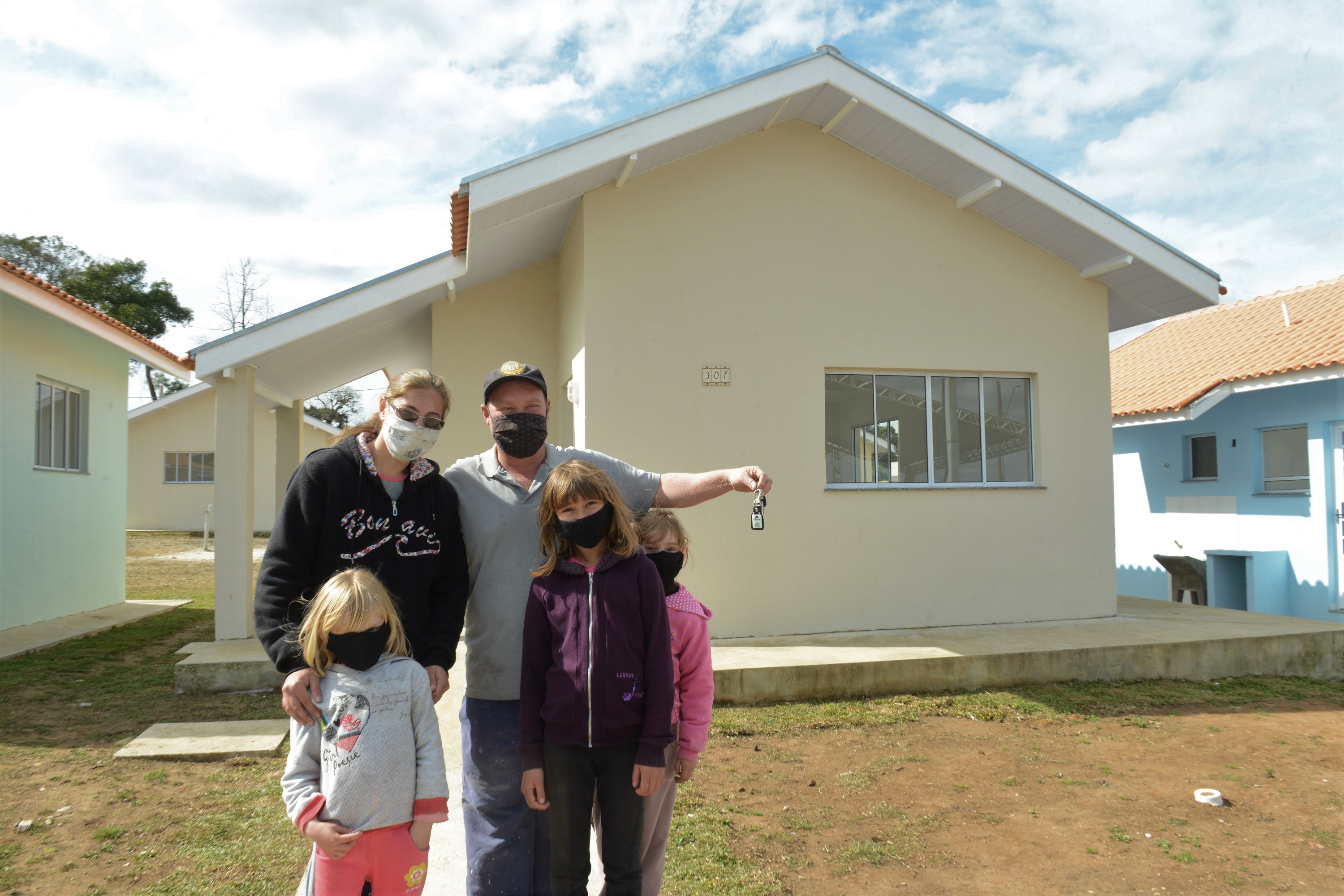 amílias de São João do Triunfo recebem chaves da casa própria