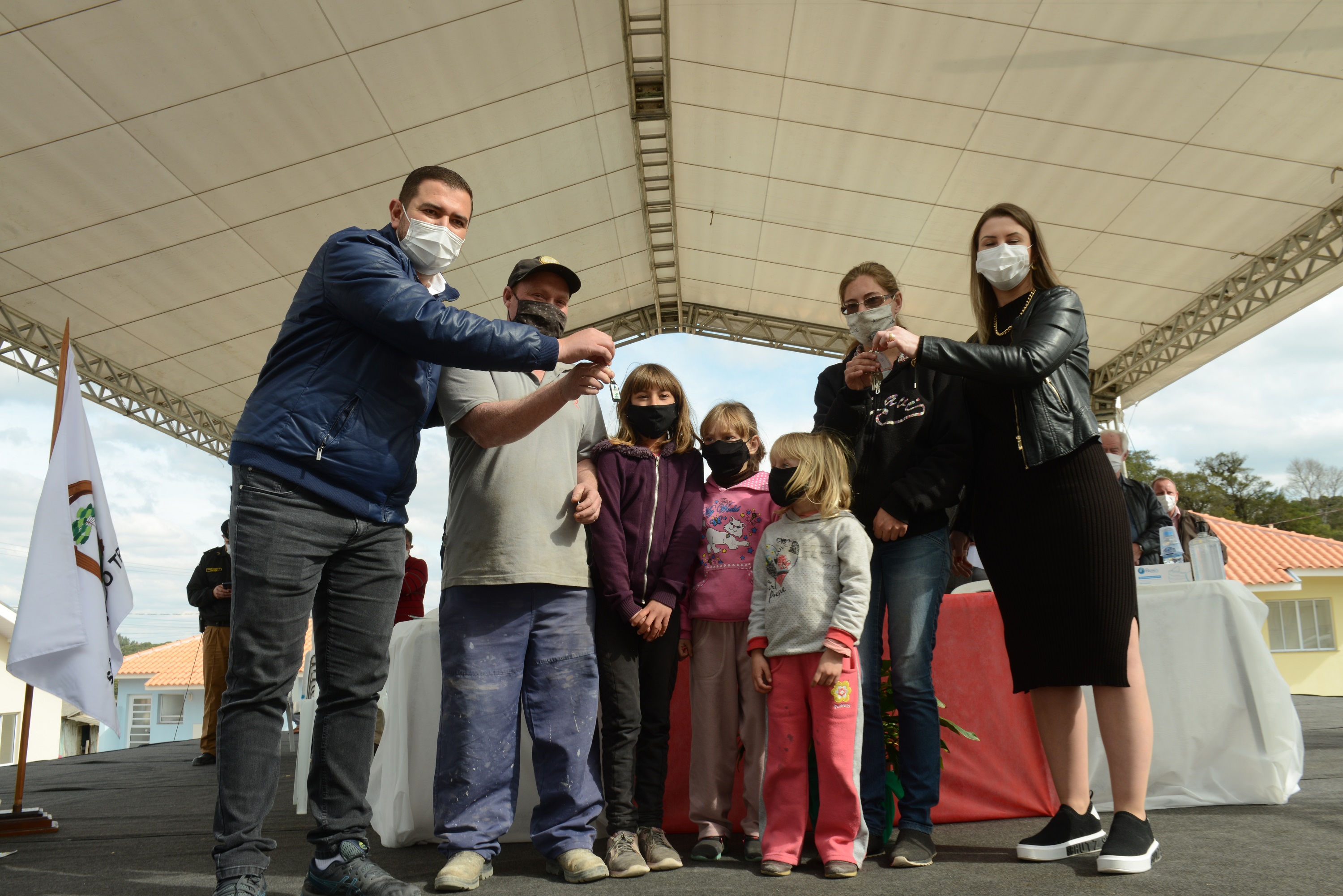 amílias de São João do Triunfo recebem chaves da casa própria