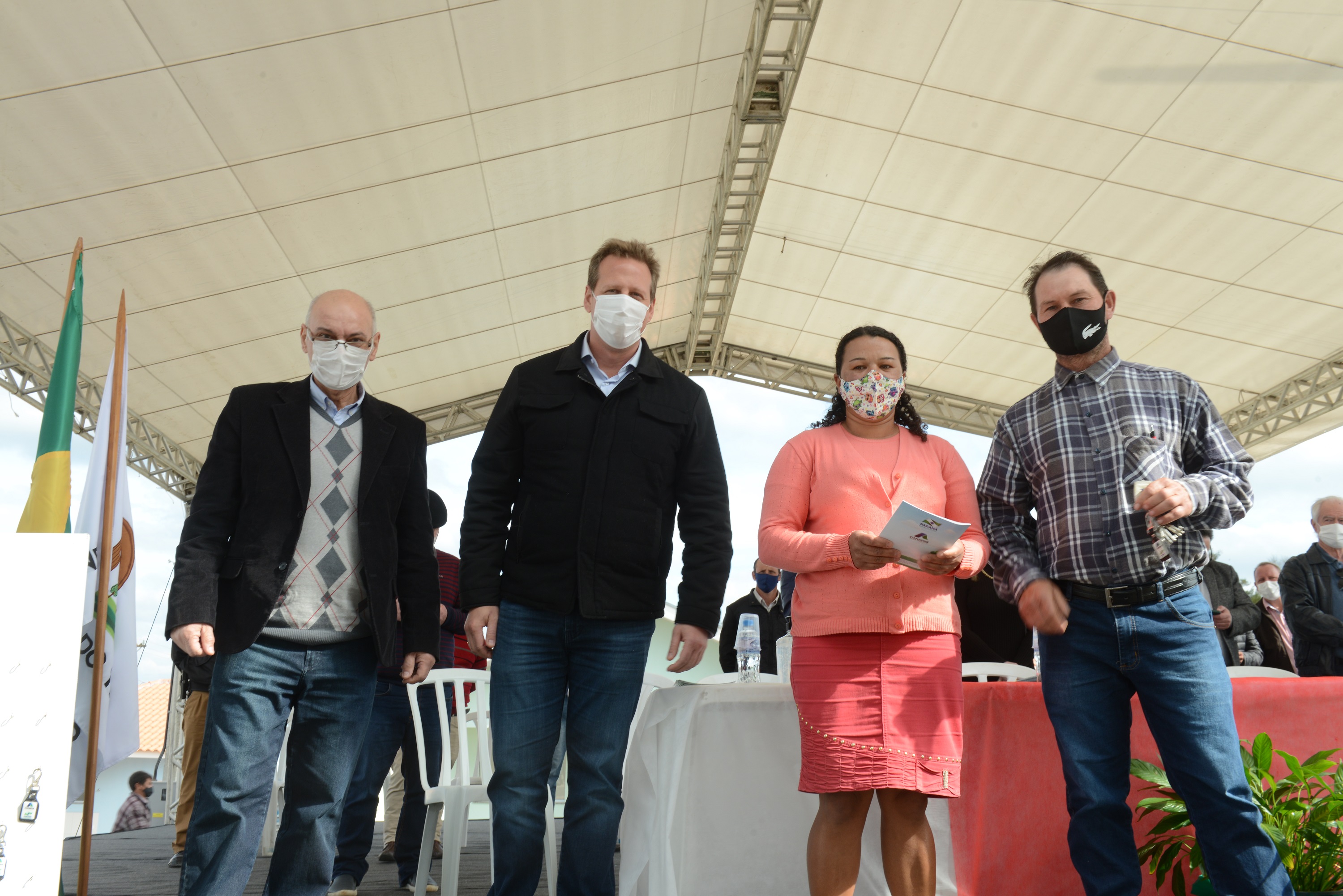 amílias de São João do Triunfo recebem chaves da casa própria