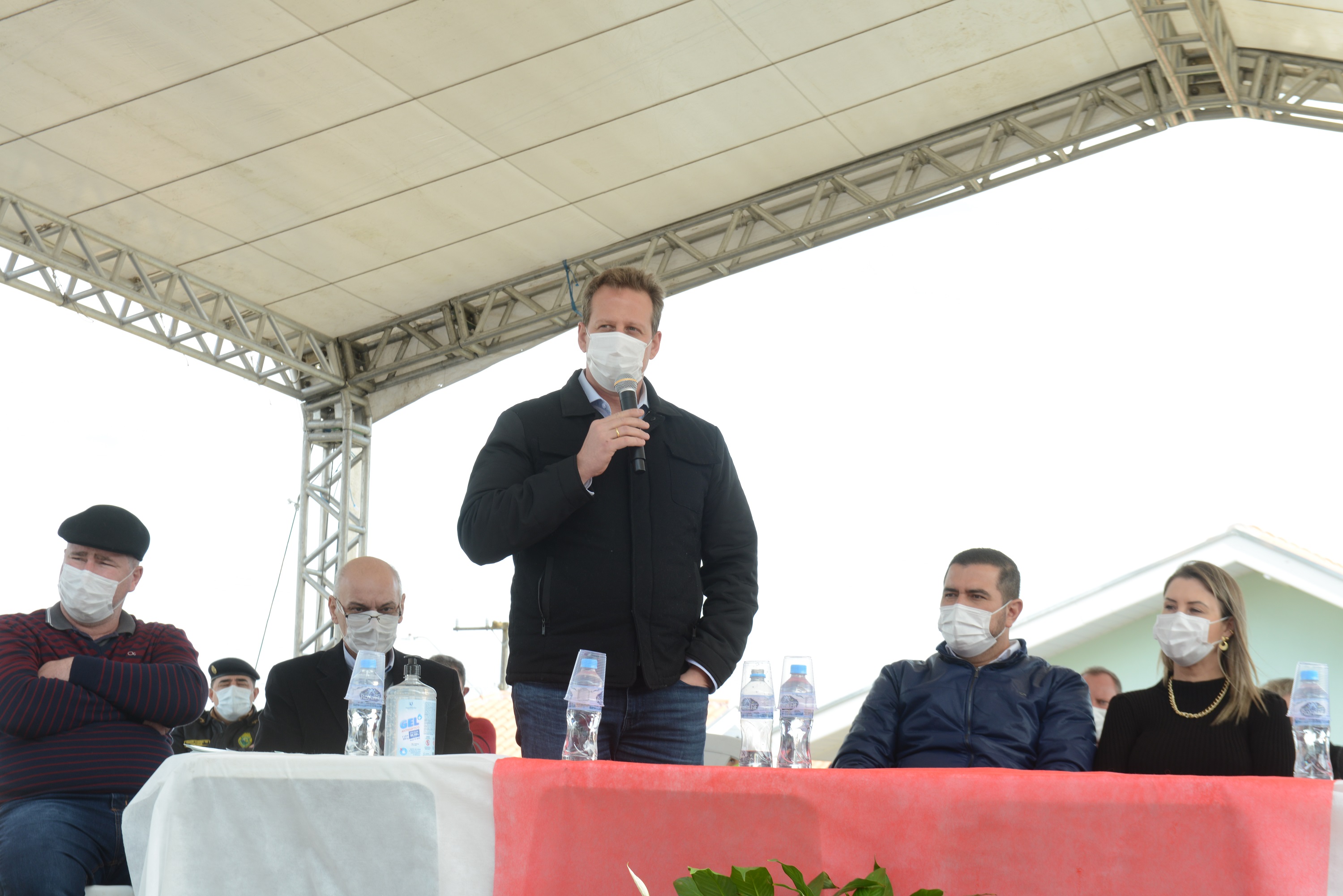 amílias de São João do Triunfo recebem chaves da casa própria