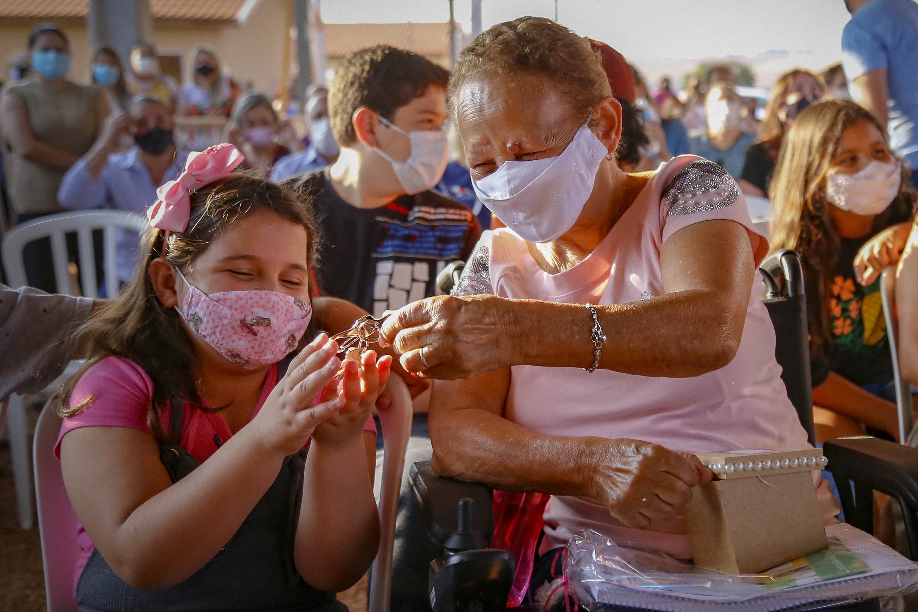 Famílias de Flórida recebem 32 casas concedidas gratuitamente pelo Governo do Estado