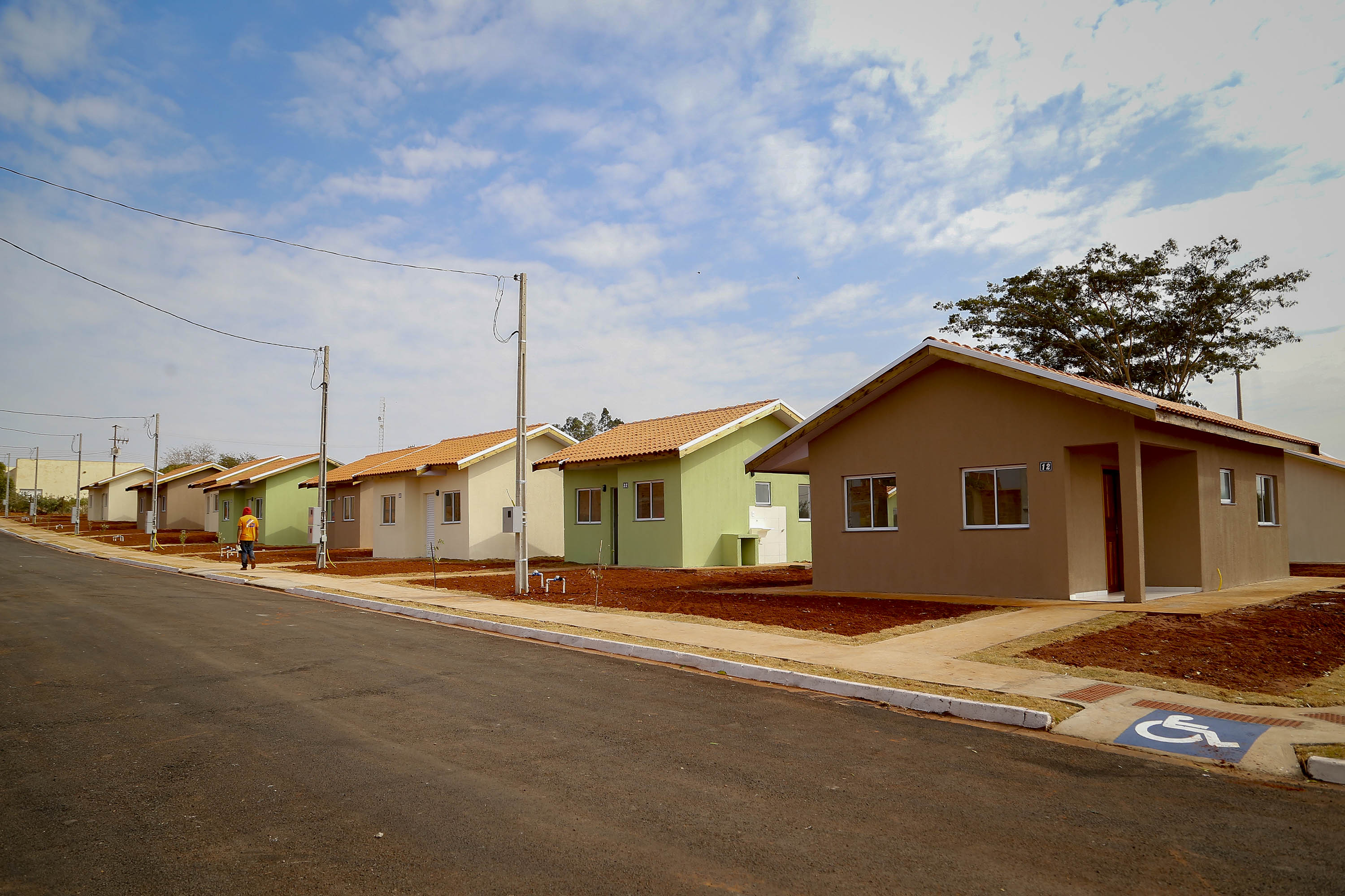 Em Centenário do Sul, governador entrega casas populares e libera R$ 3,15 milhões em recursos