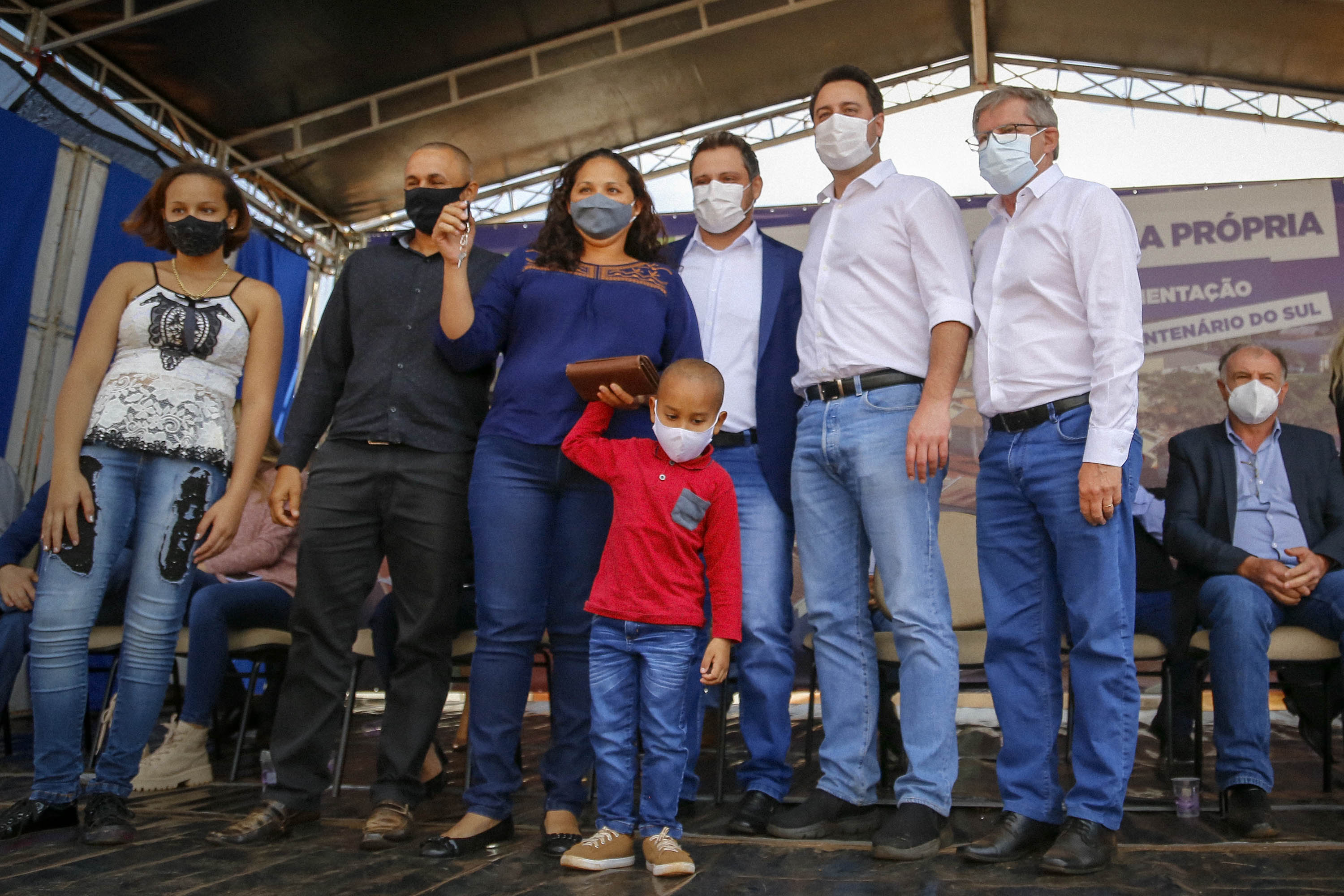 Em Centenário do Sul, governador entrega casas populares e libera R$ 3,15 milhões em recursos