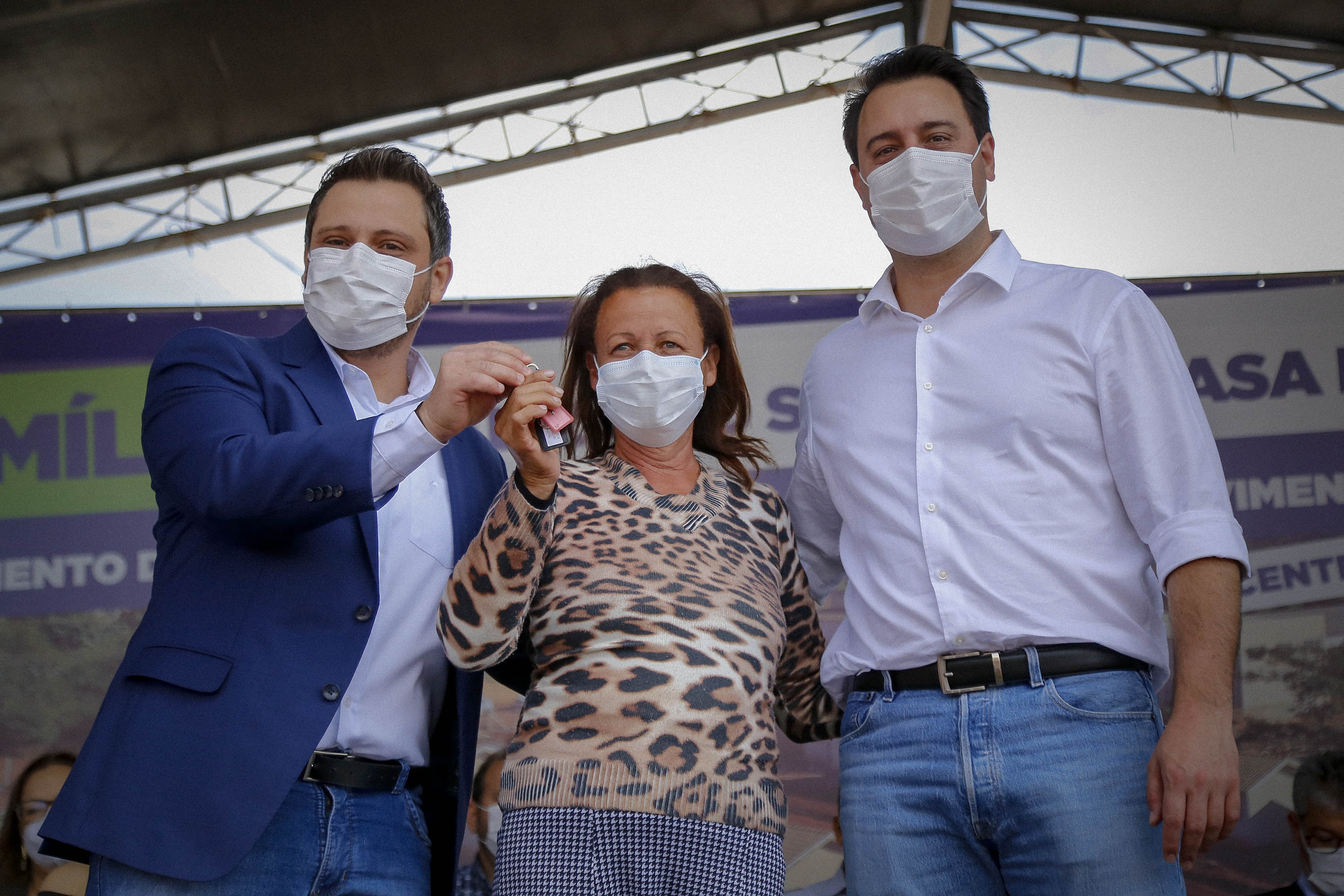 Em Centenário do Sul, governador entrega casas populares e libera R$ 3,15 milhões em recursos