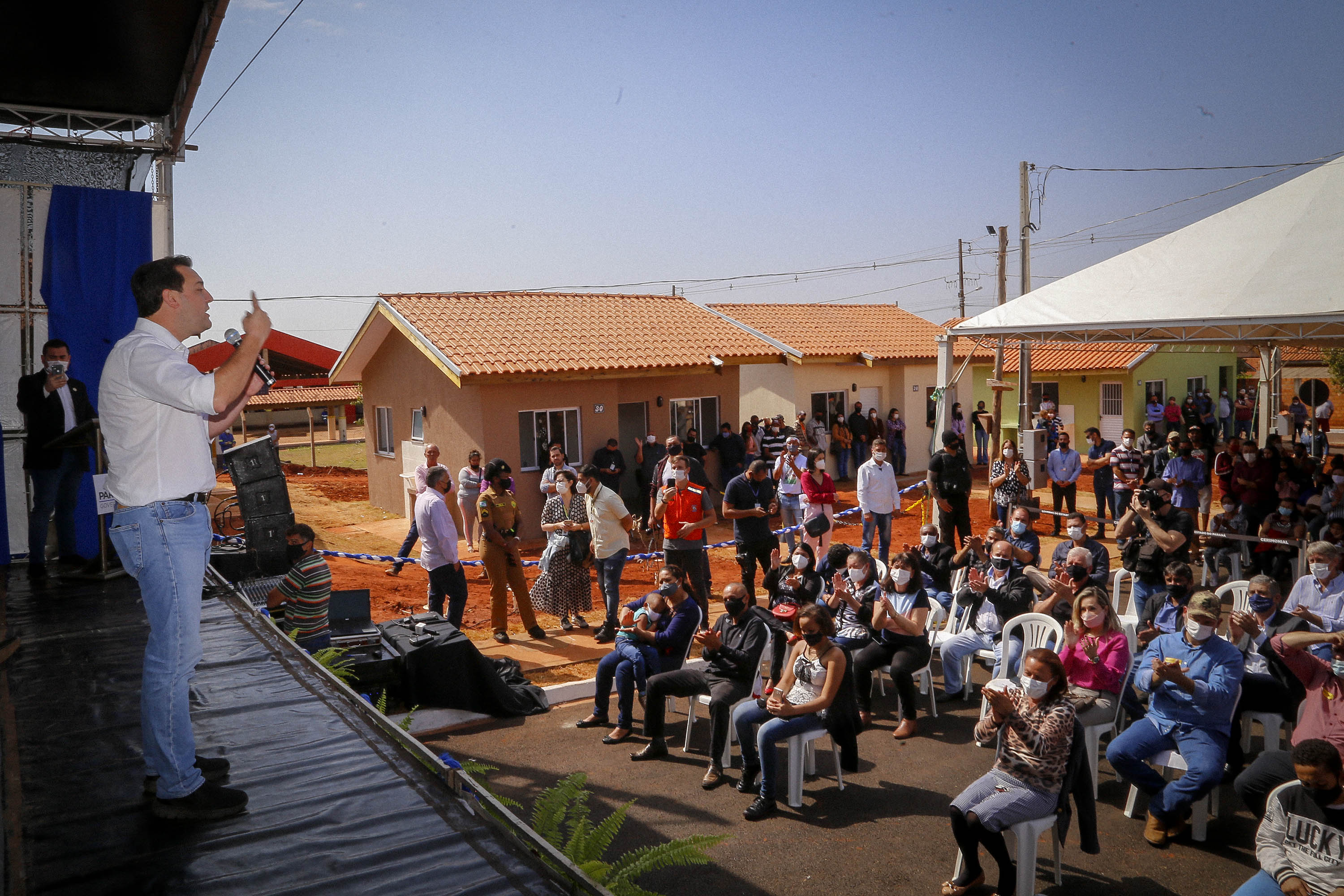 Em Centenário do Sul, governador entrega casas populares e libera R$ 3,15 milhões em recursos