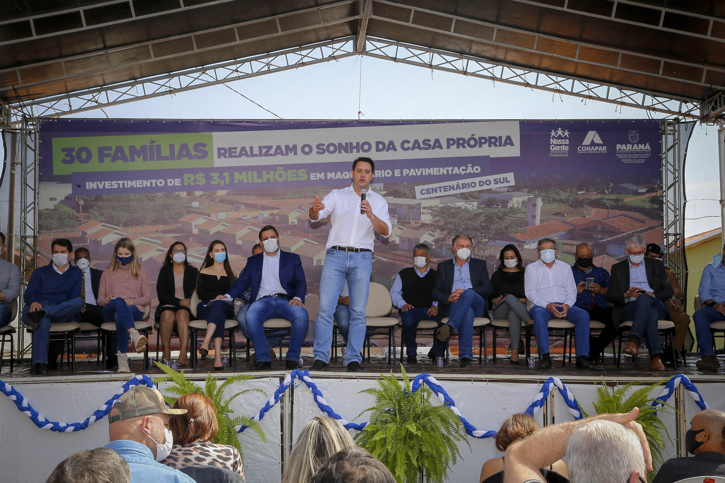Em Centenário do Sul, governador entrega casas populares e libera R$ 3,15 milhões em recursos