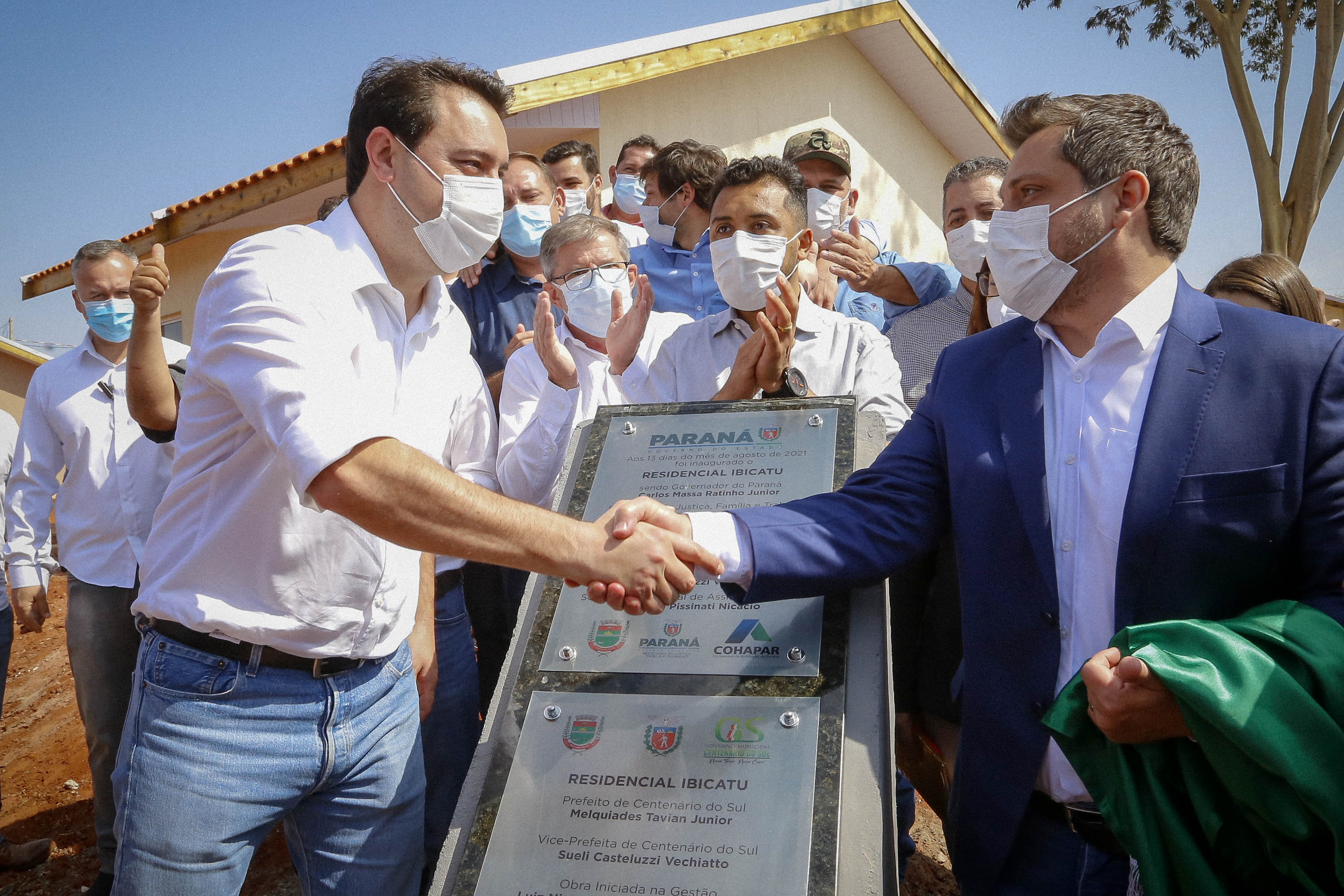 Em Centenário do Sul, governador entrega casas populares e libera R$ 3,15 milhões em recursos