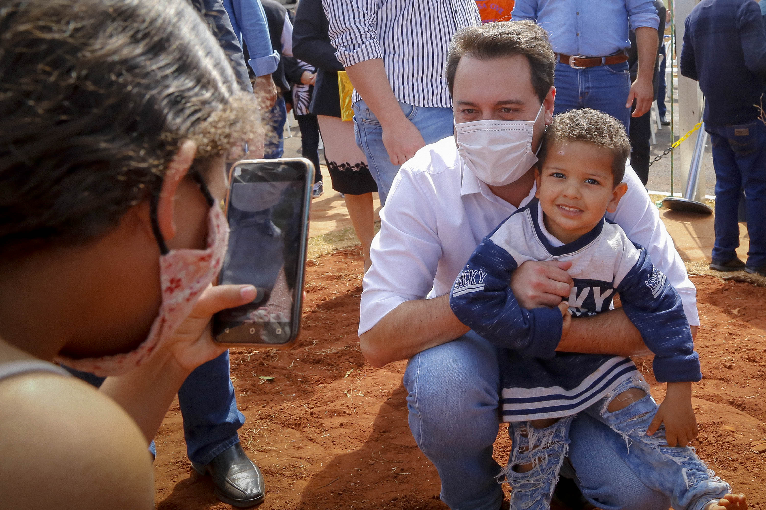 Em Centenário do Sul, governador entrega casas populares e libera R$ 3,15 milhões em recursos