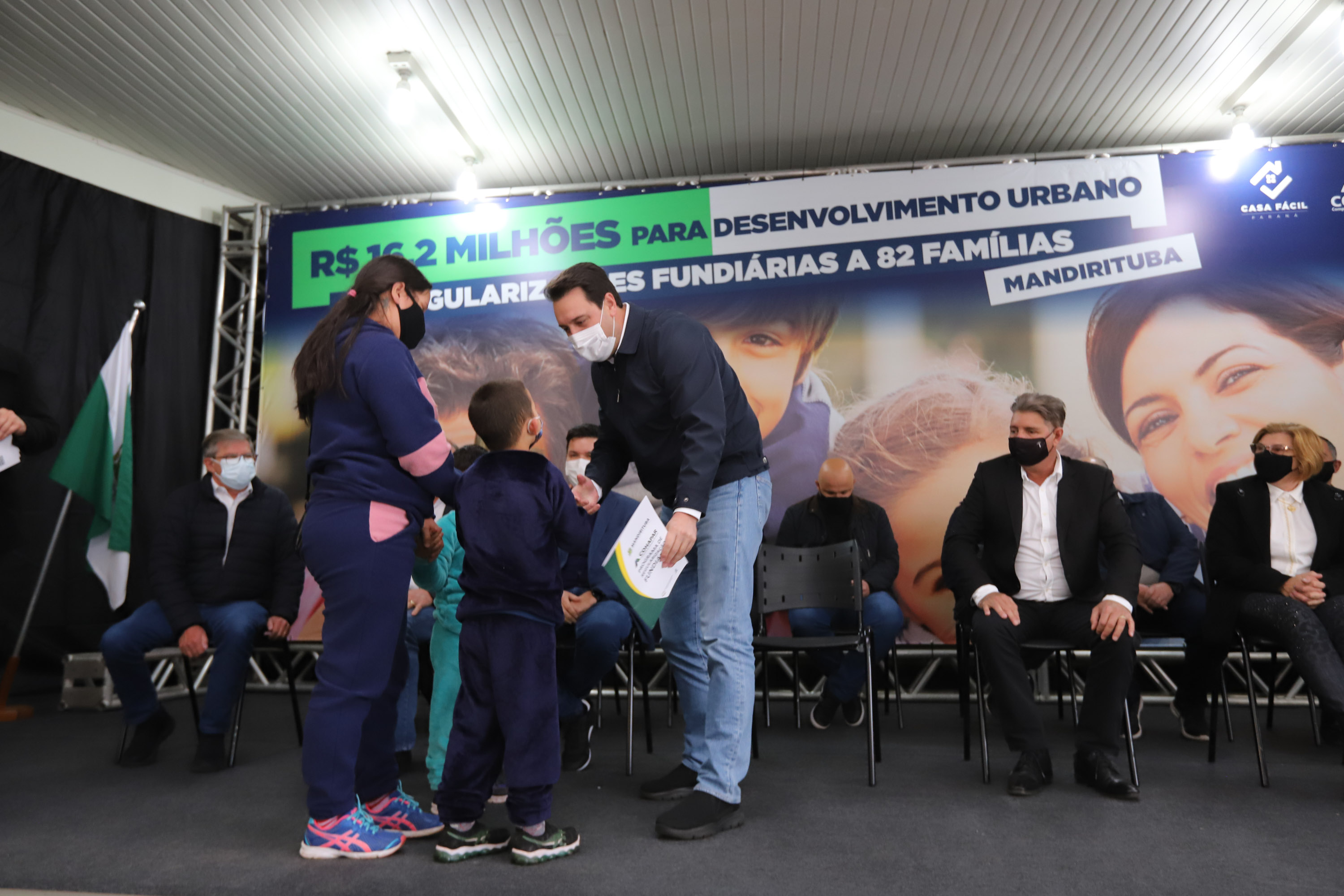 Governador entrega títulos de propriedade e anuncia R$ 17,6 milhões em obras para Mandirituba