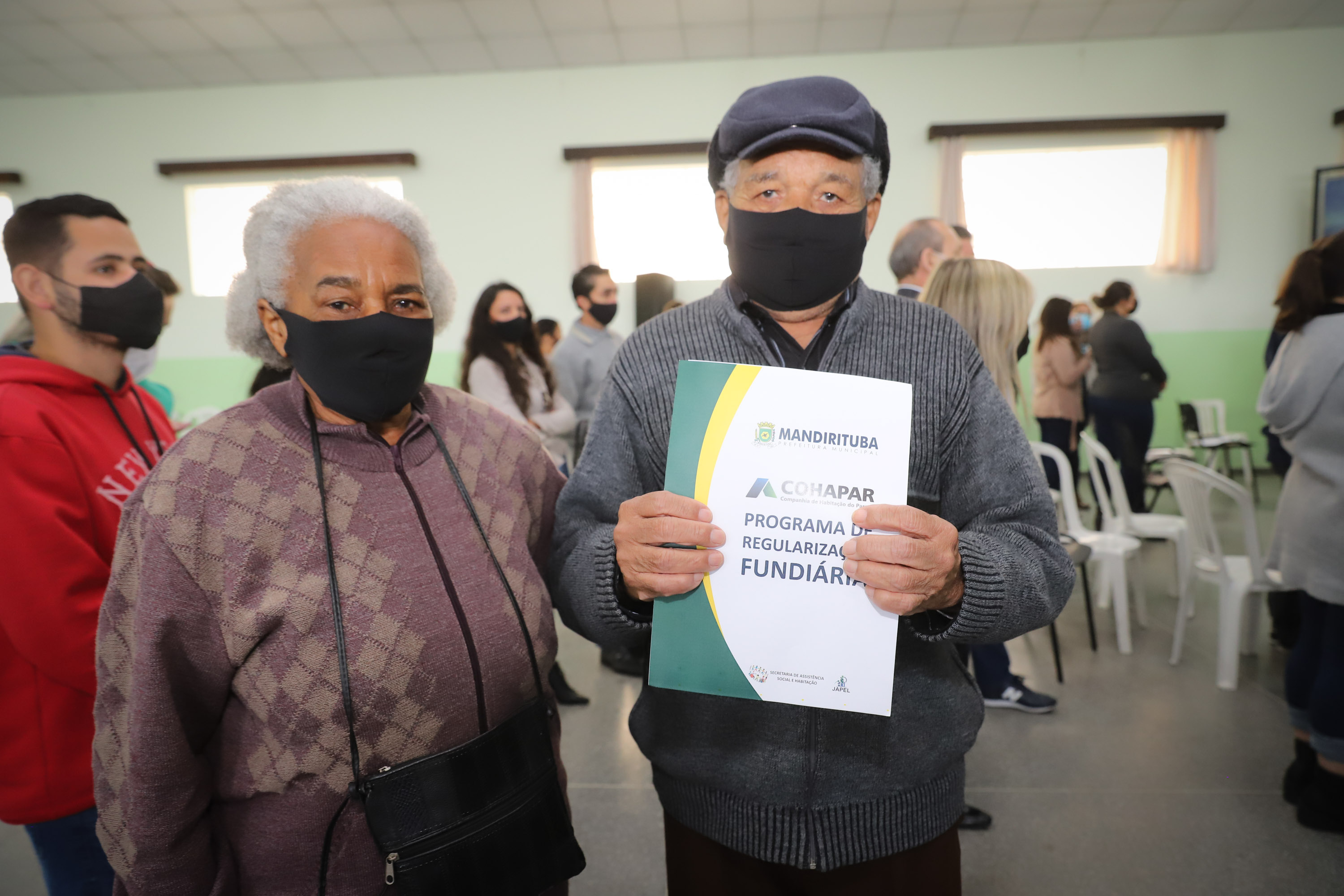 Governador entrega títulos de propriedade e anuncia R$ 17,6 milhões em obras para Mandirituba