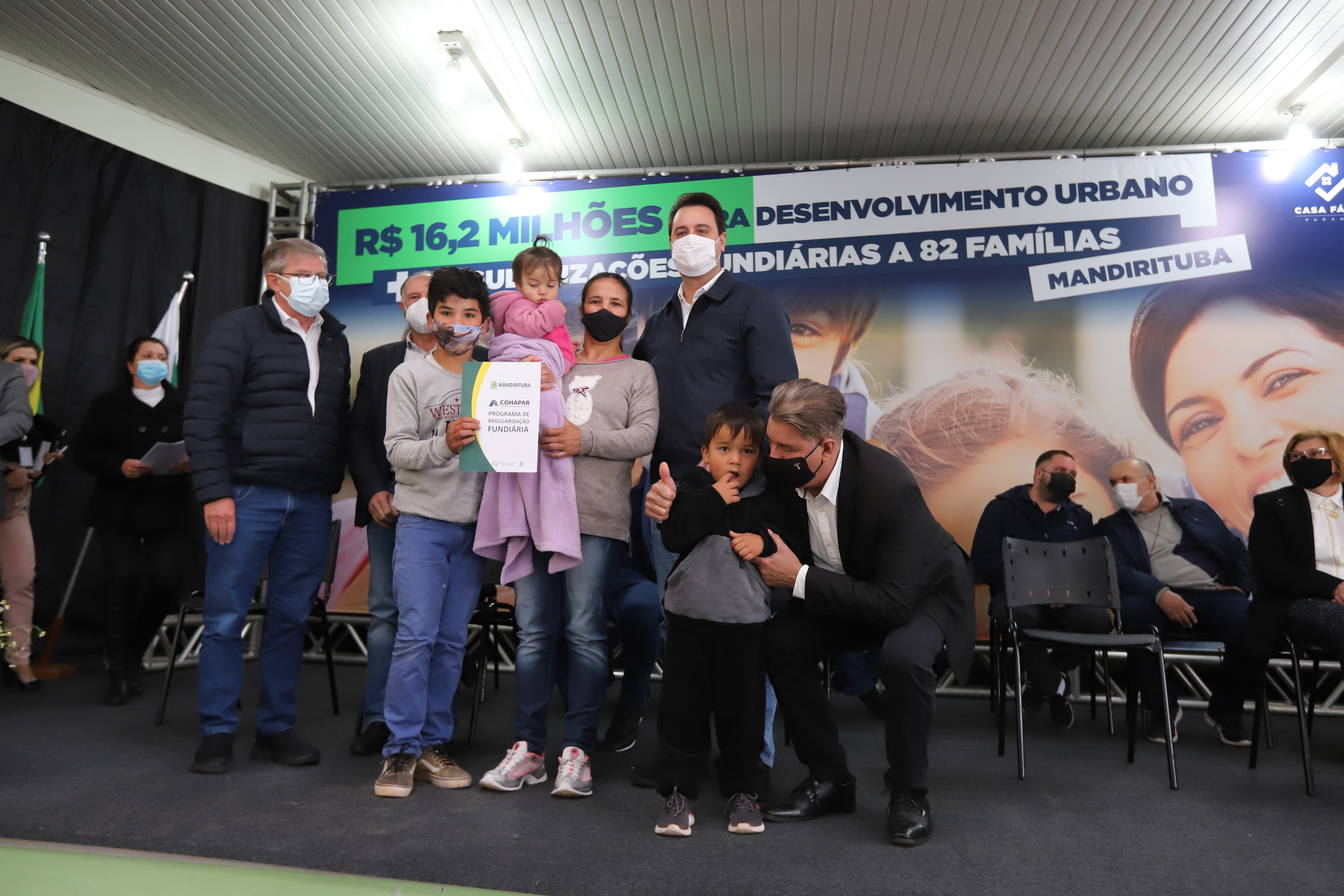 Governador entrega títulos de propriedade e anuncia R$ 17,6 milhões em obras para Mandirituba