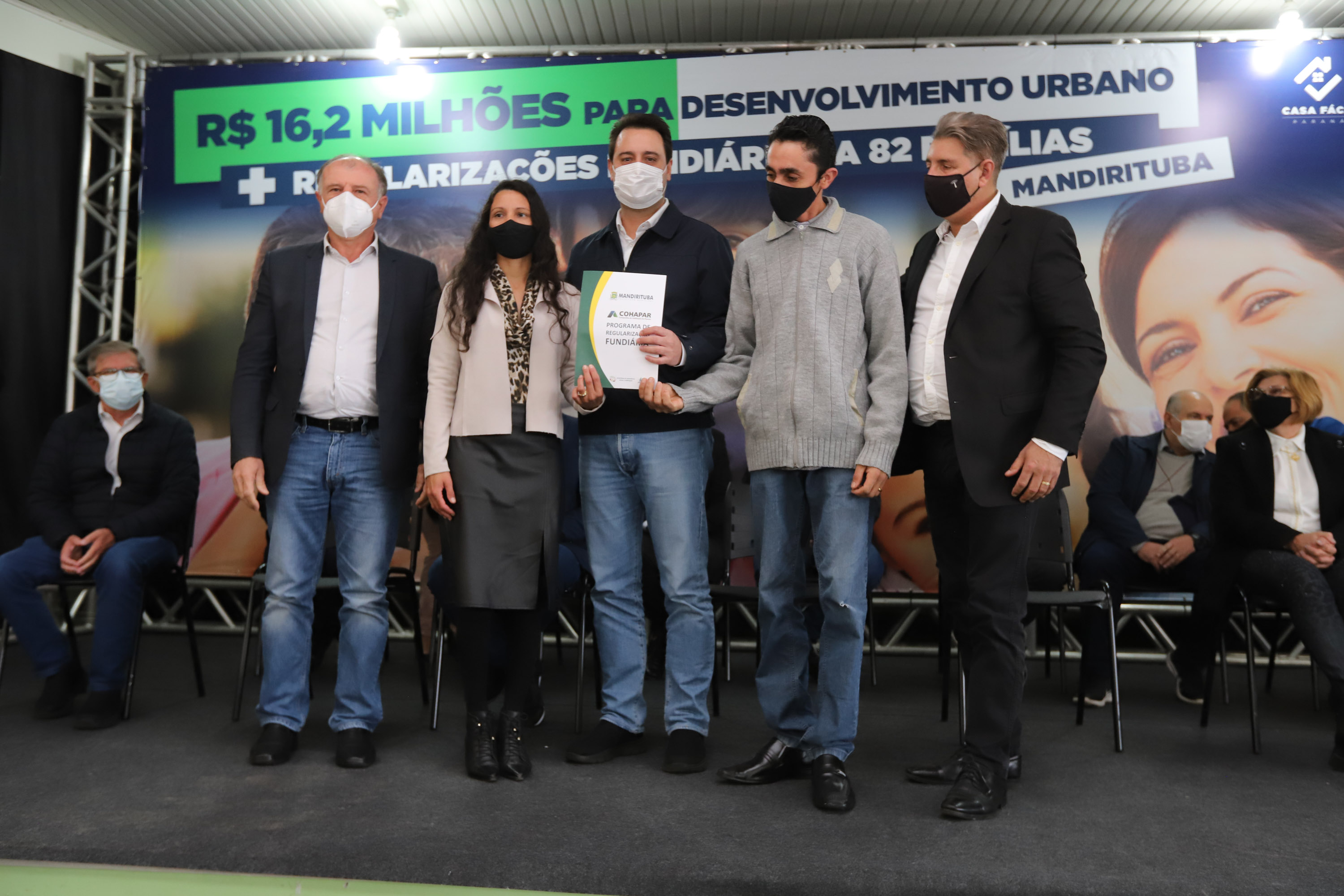 Governador entrega títulos de propriedade e anuncia R$ 17,6 milhões em obras para Mandirituba