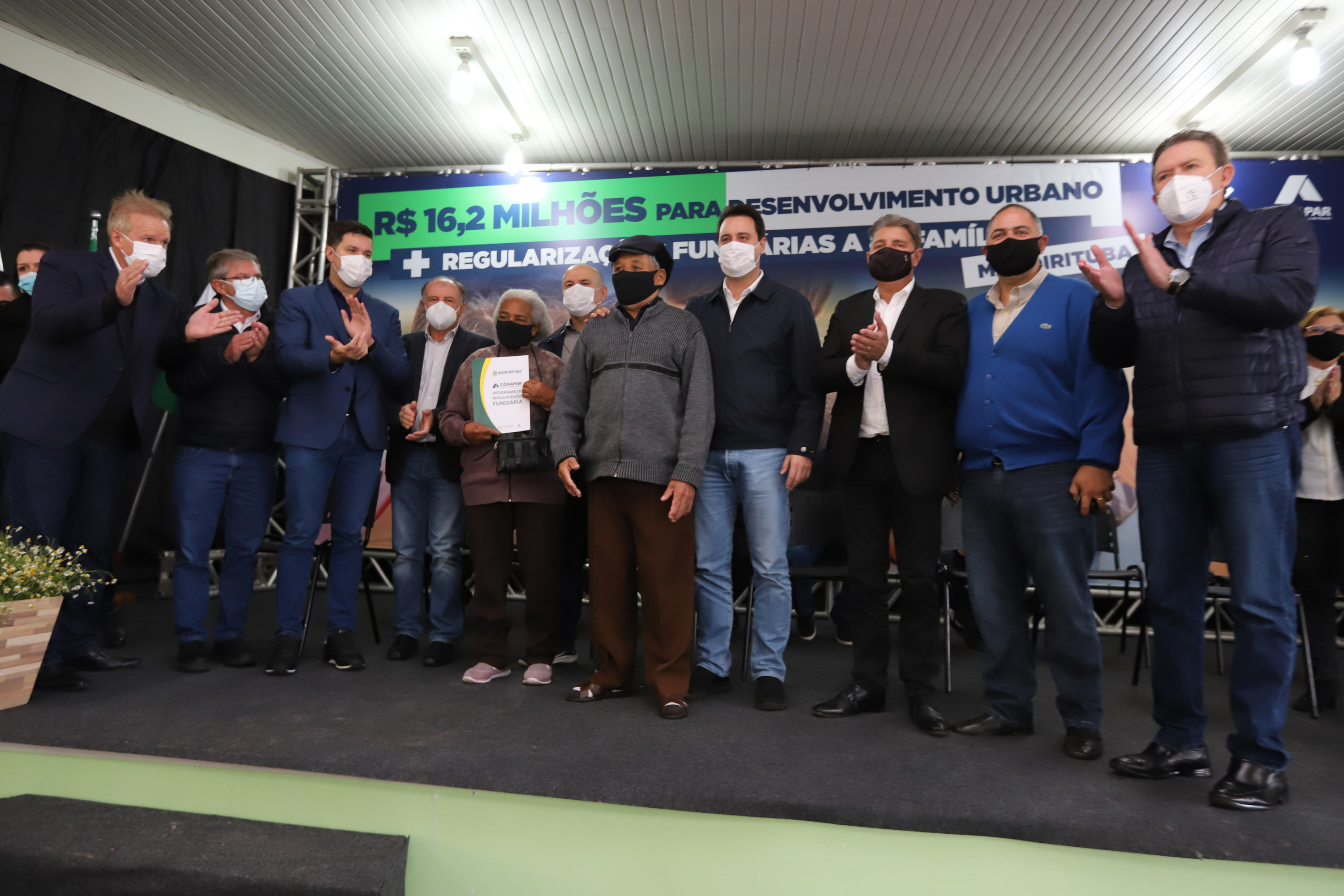 Governador entrega títulos de propriedade e anuncia R$ 17,6 milhões em obras para Mandirituba