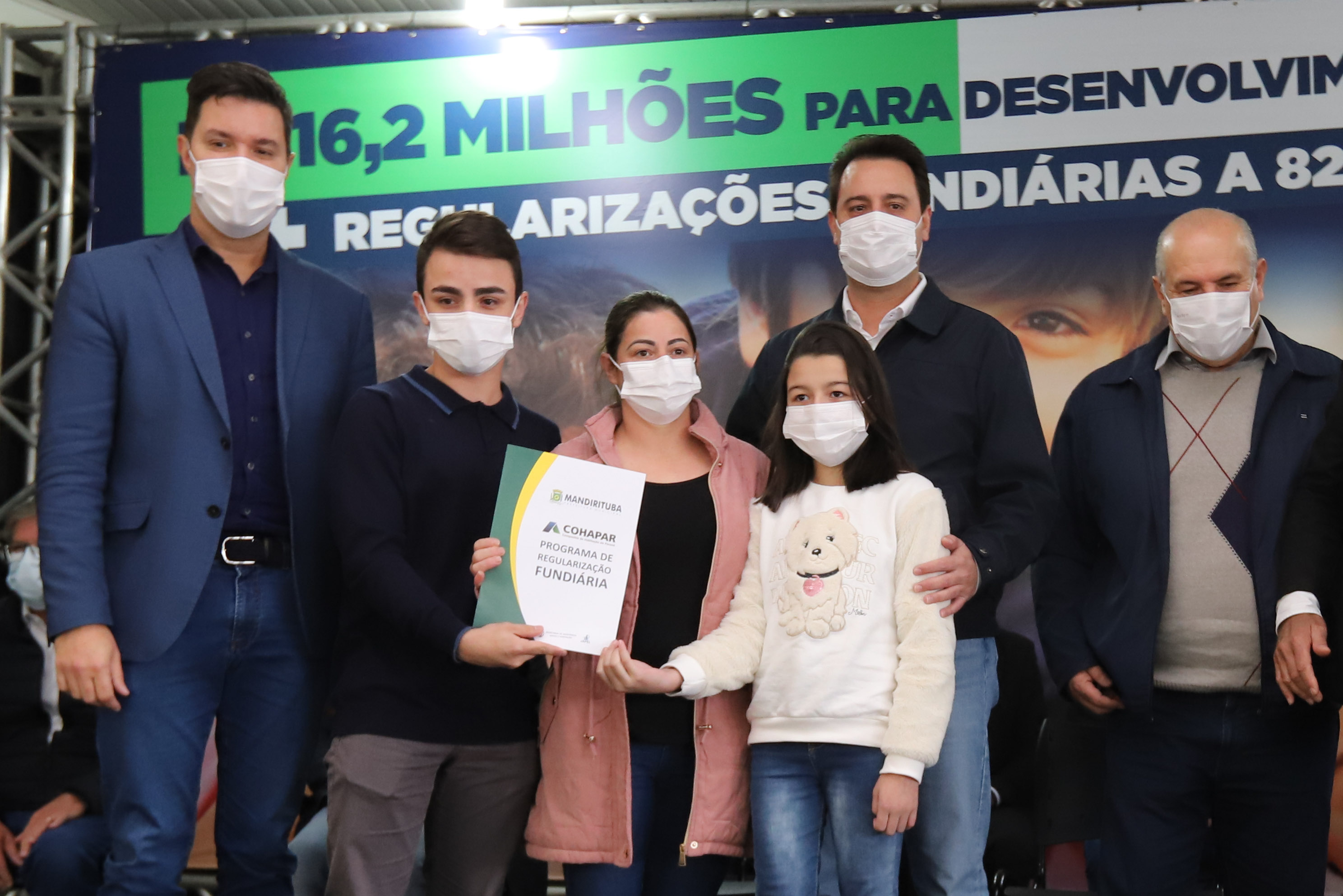 Governador entrega títulos de propriedade e anuncia R$ 17,6 milhões em obras para Mandirituba