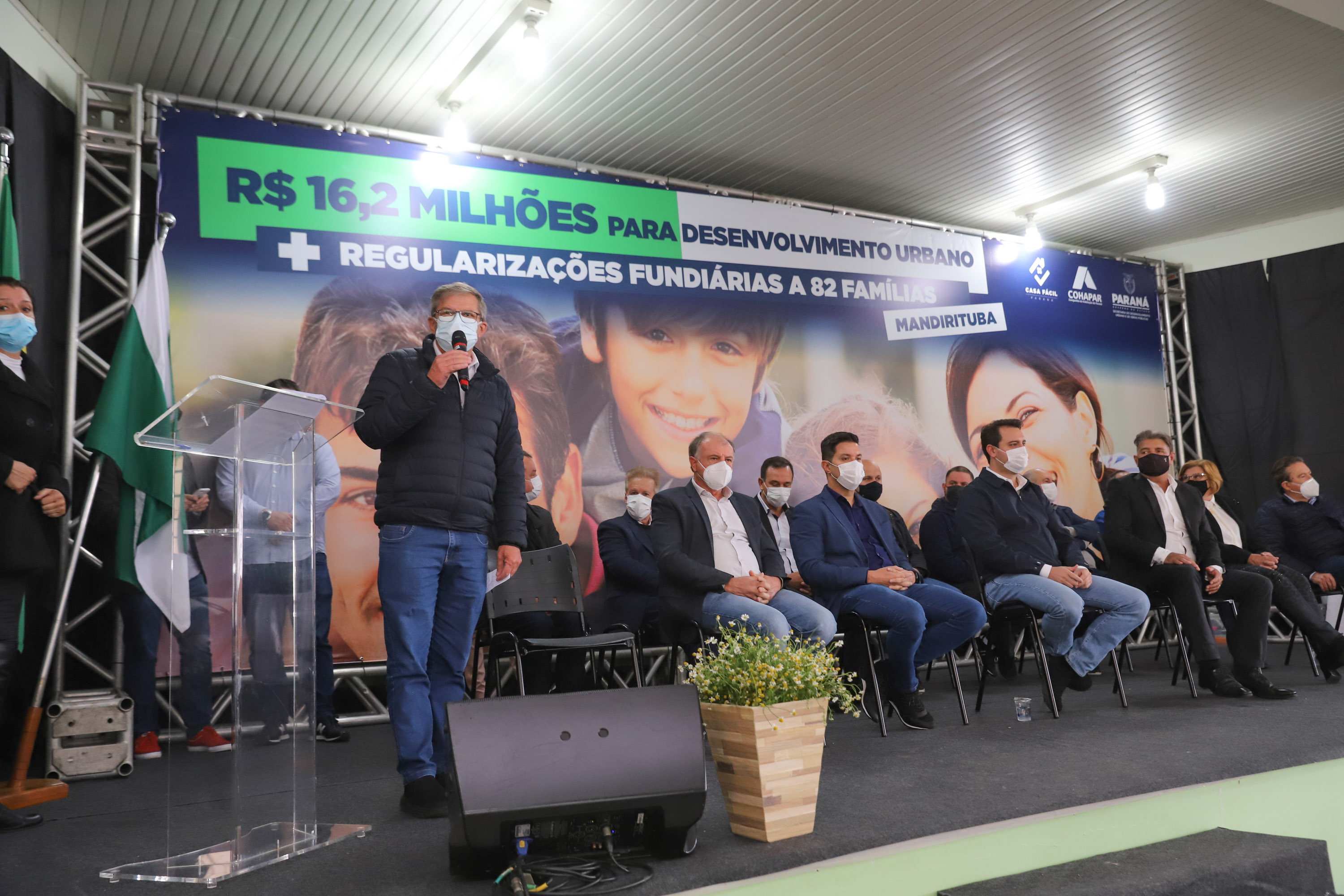 Governador entrega títulos de propriedade e anuncia R$ 17,6 milhões em obras para Mandirituba