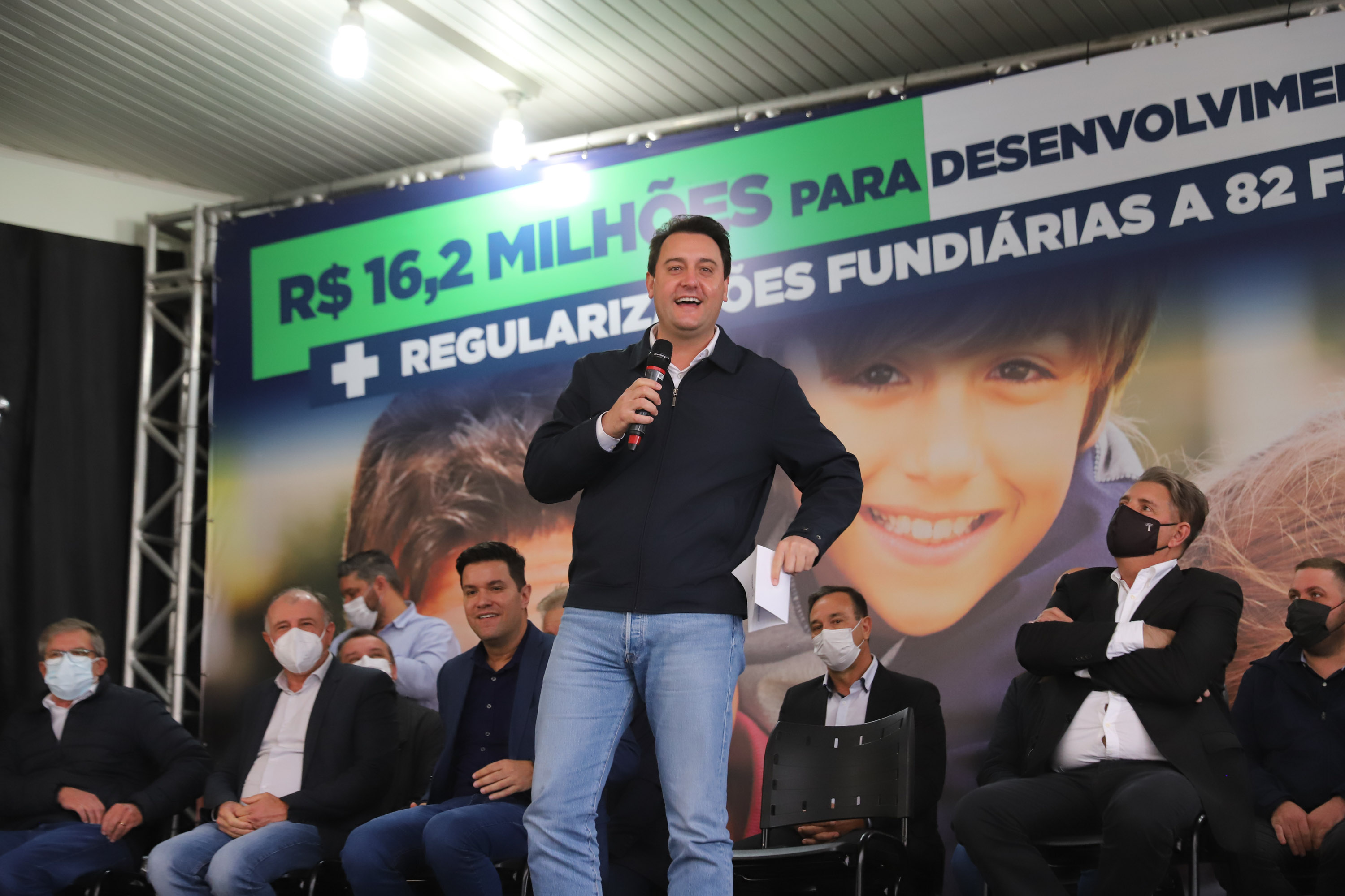 Governador entrega títulos de propriedade e anuncia R$ 17,6 milhões em obras para Mandirituba