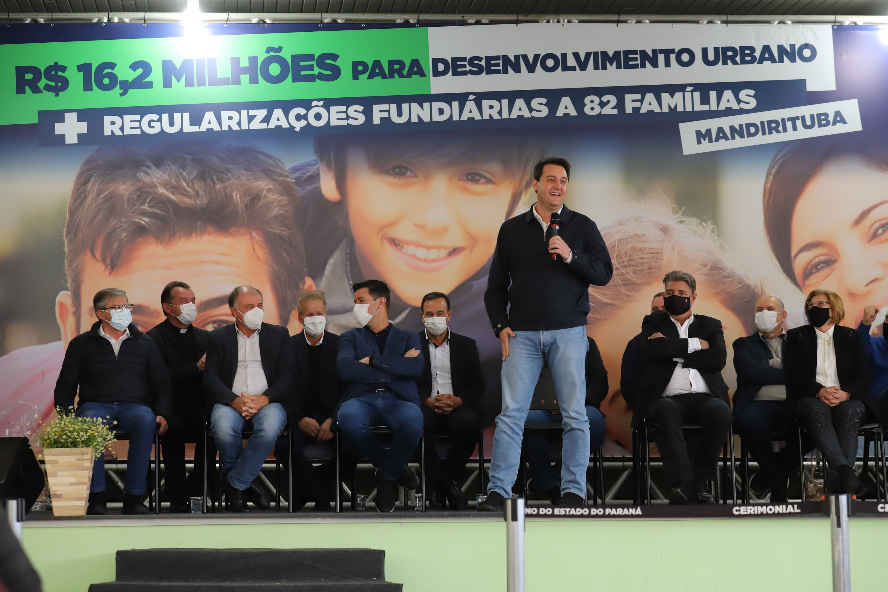 Governador entrega títulos de propriedade e anuncia R$ 17,6 milhões em obras para Mandirituba