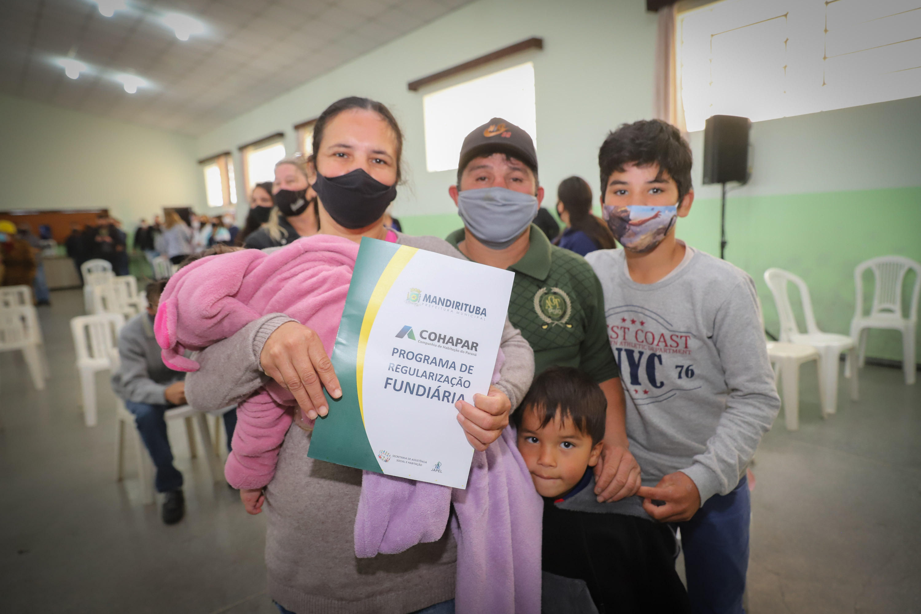Governador entrega títulos de propriedade e anuncia R$ 17,6 milhões em obras para Mandirituba