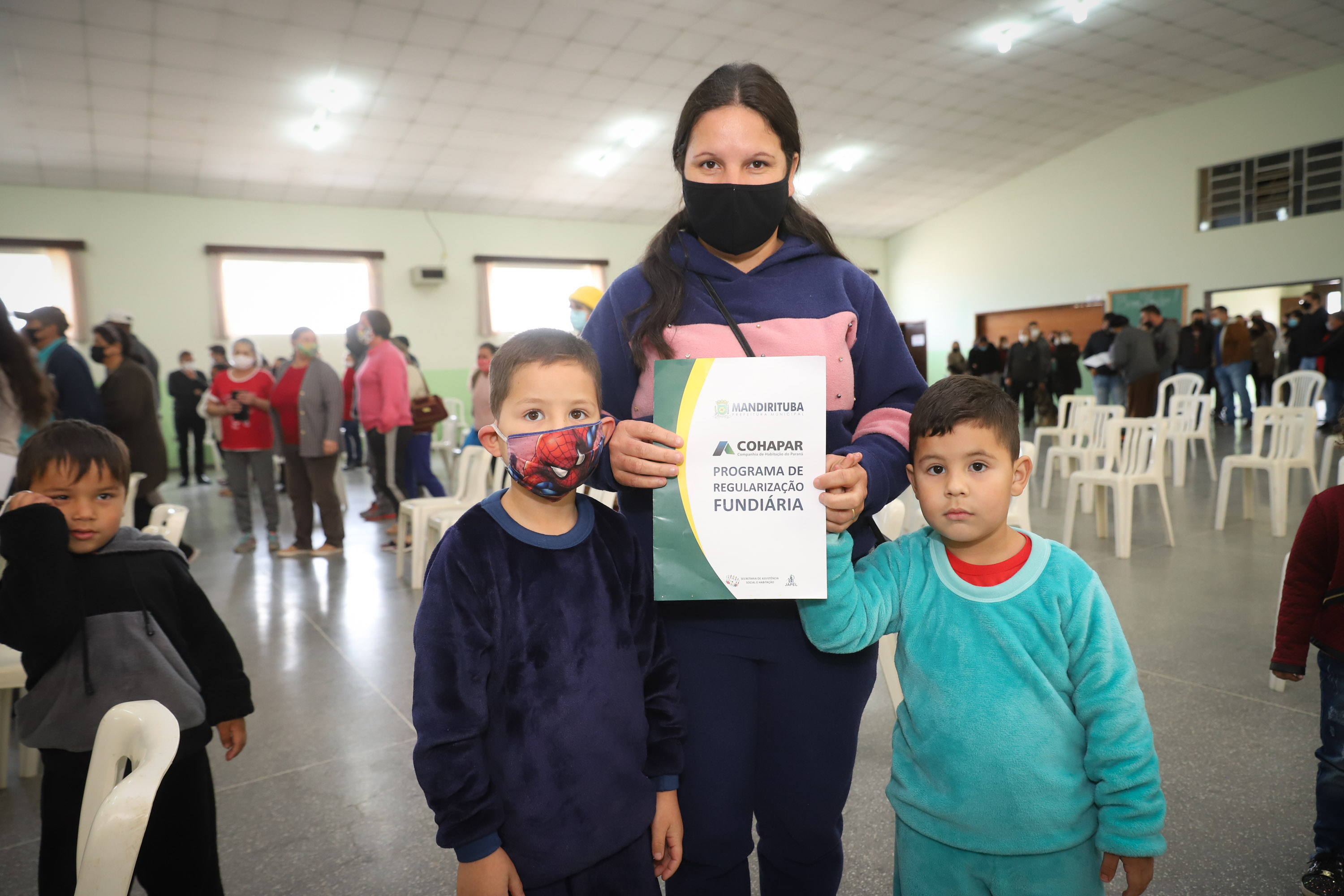 Governador entrega títulos de propriedade e anuncia R$ 17,6 milhões em obras para Mandirituba