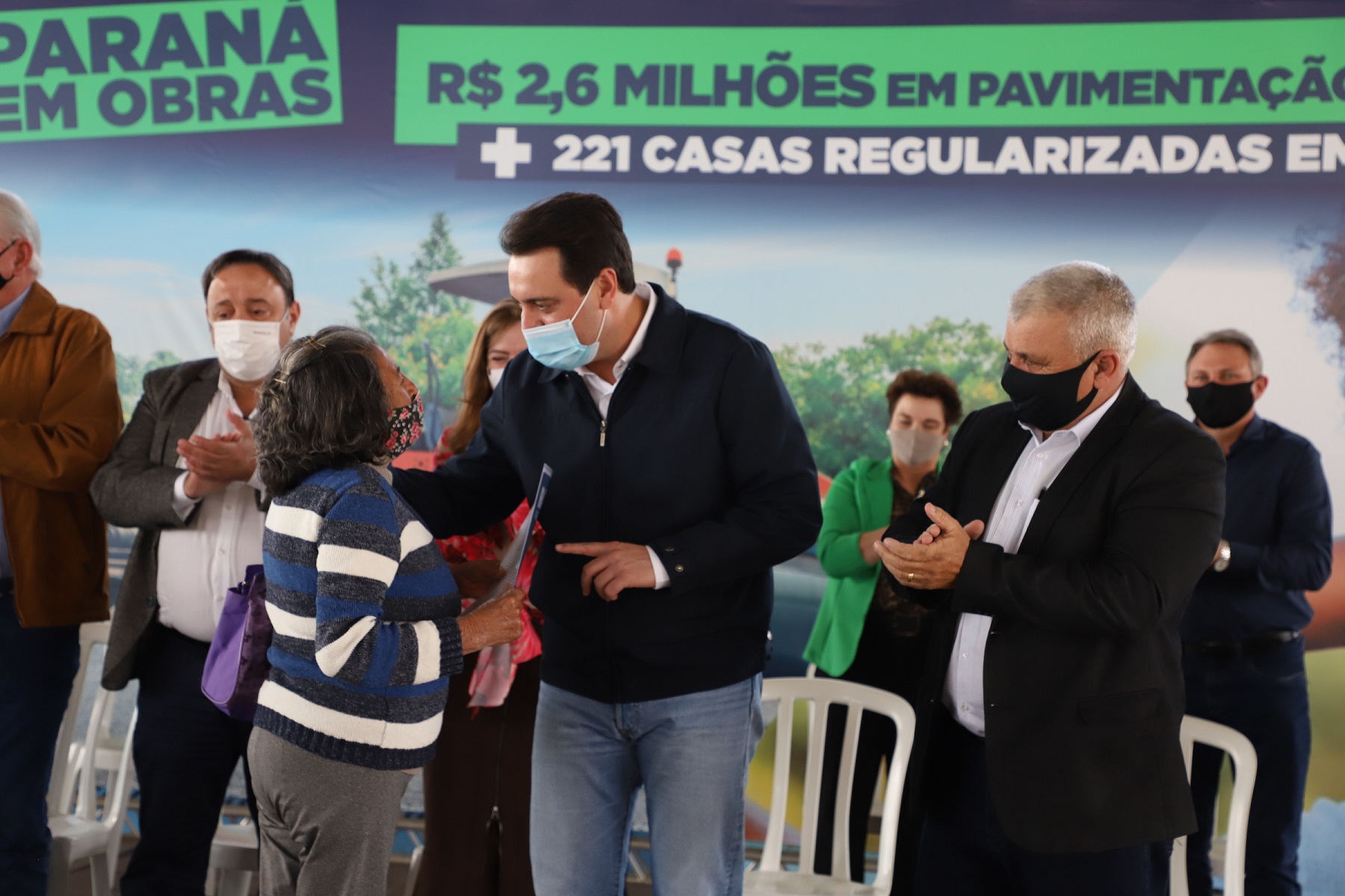 Governador entrega títulos de propriedade em Irati