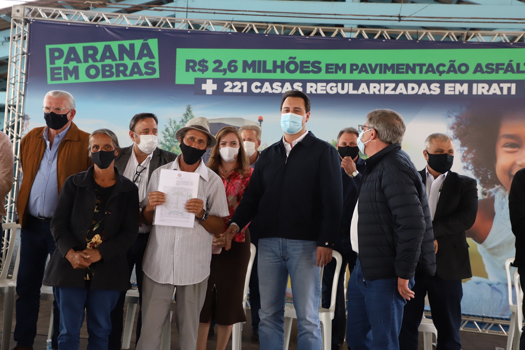 Governador entrega títulos de propriedade em Irati