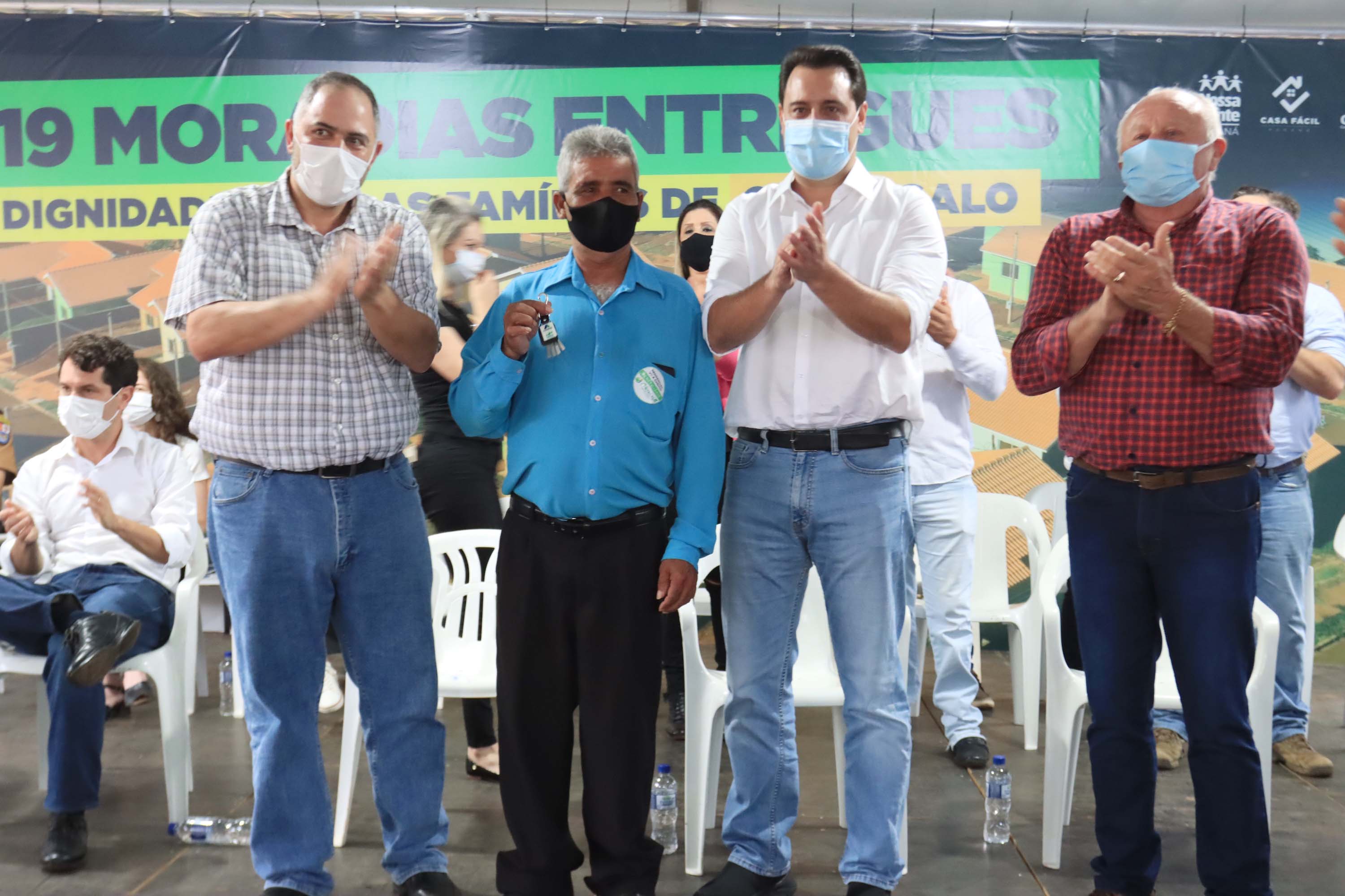 Governo entrega 119 casas populares para ajudar famílias de Cantagalo