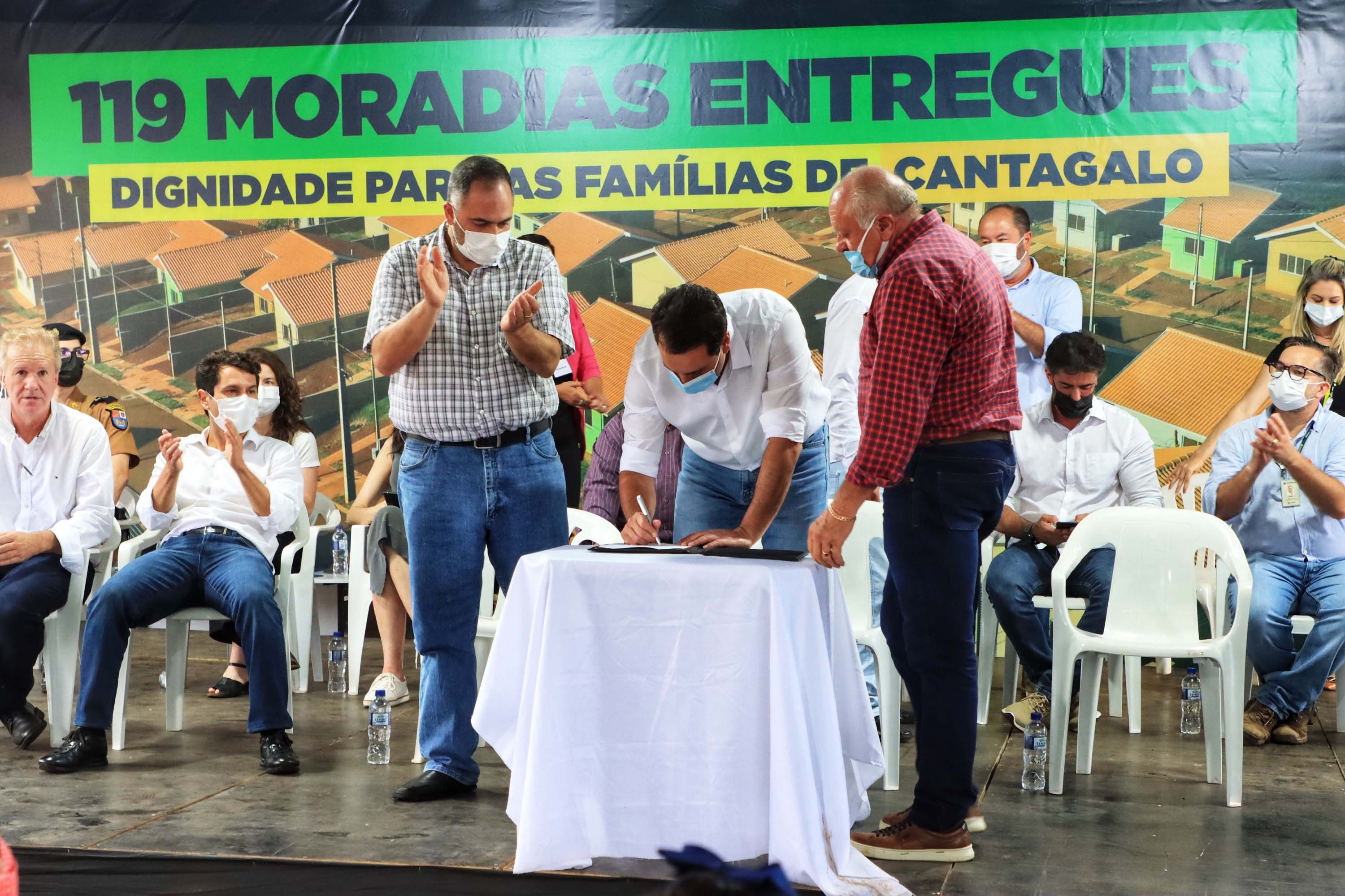 Governo entrega 119 casas populares para ajudar famílias de Cantagalo