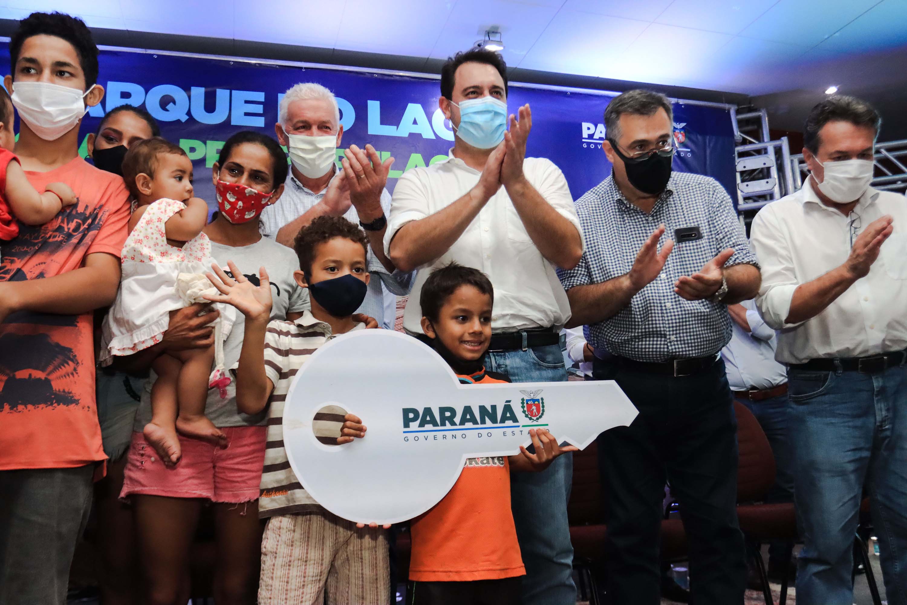 Casas são entregues de graça a 21 famílias de Guaíra