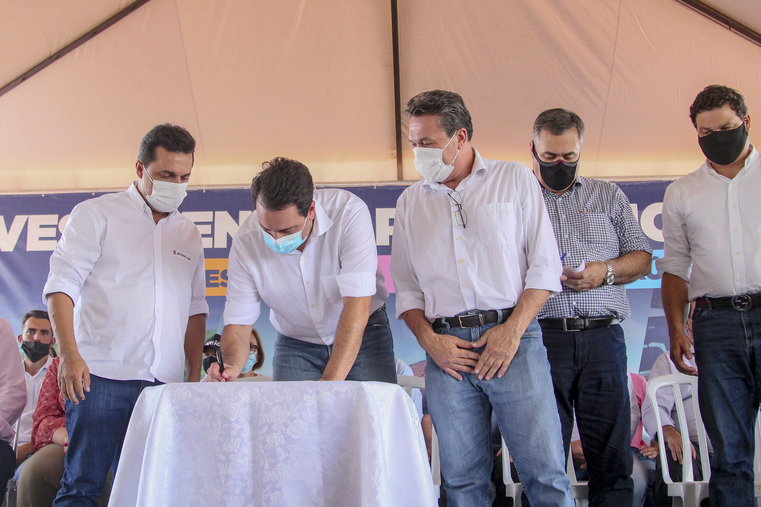 Com documentos em mãos, famílias de Goioerê celebram o Natal com casas regularizadas