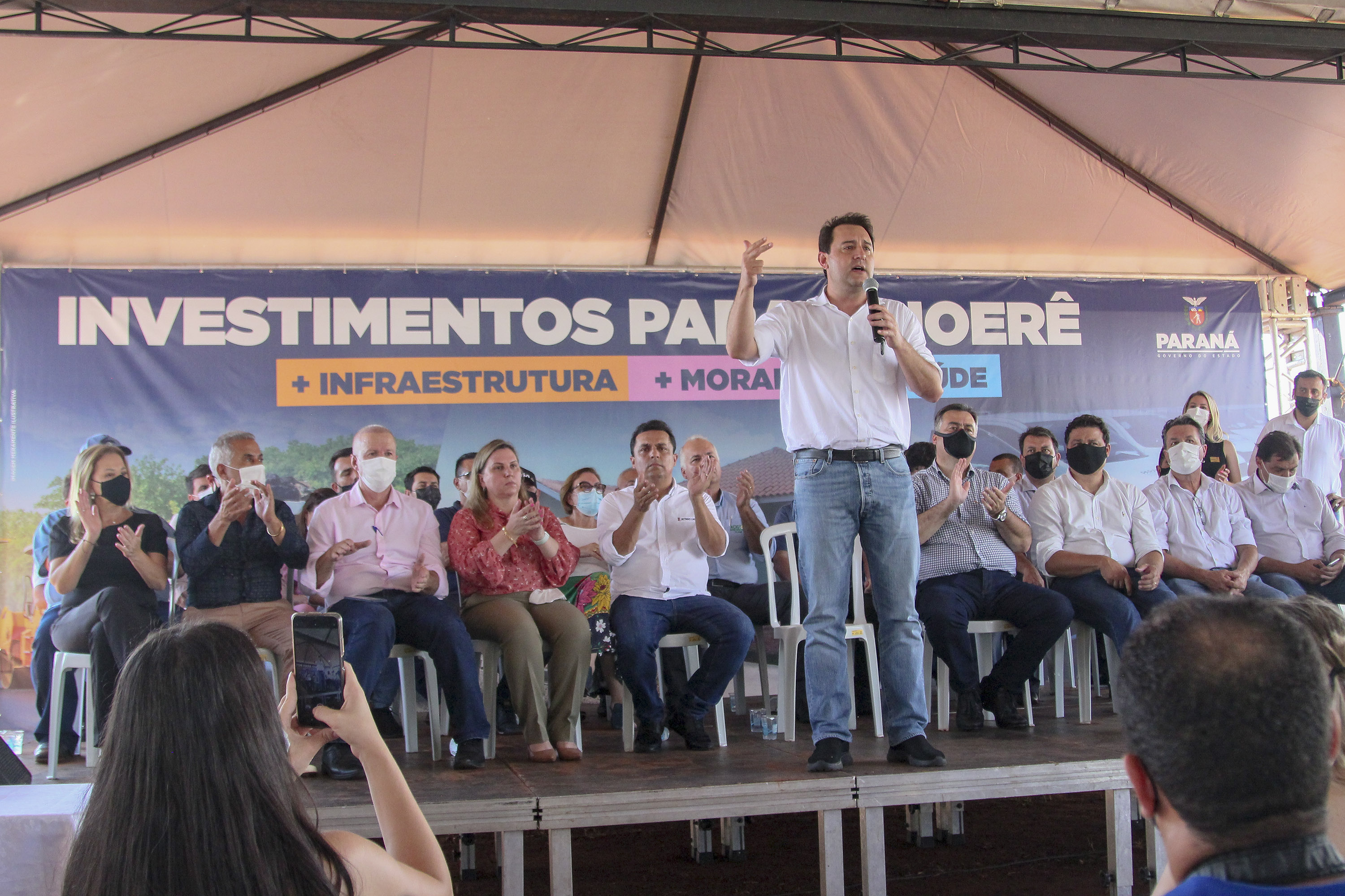 Com documentos em mãos, famílias de Goioerê celebram o Natal com casas regularizadas