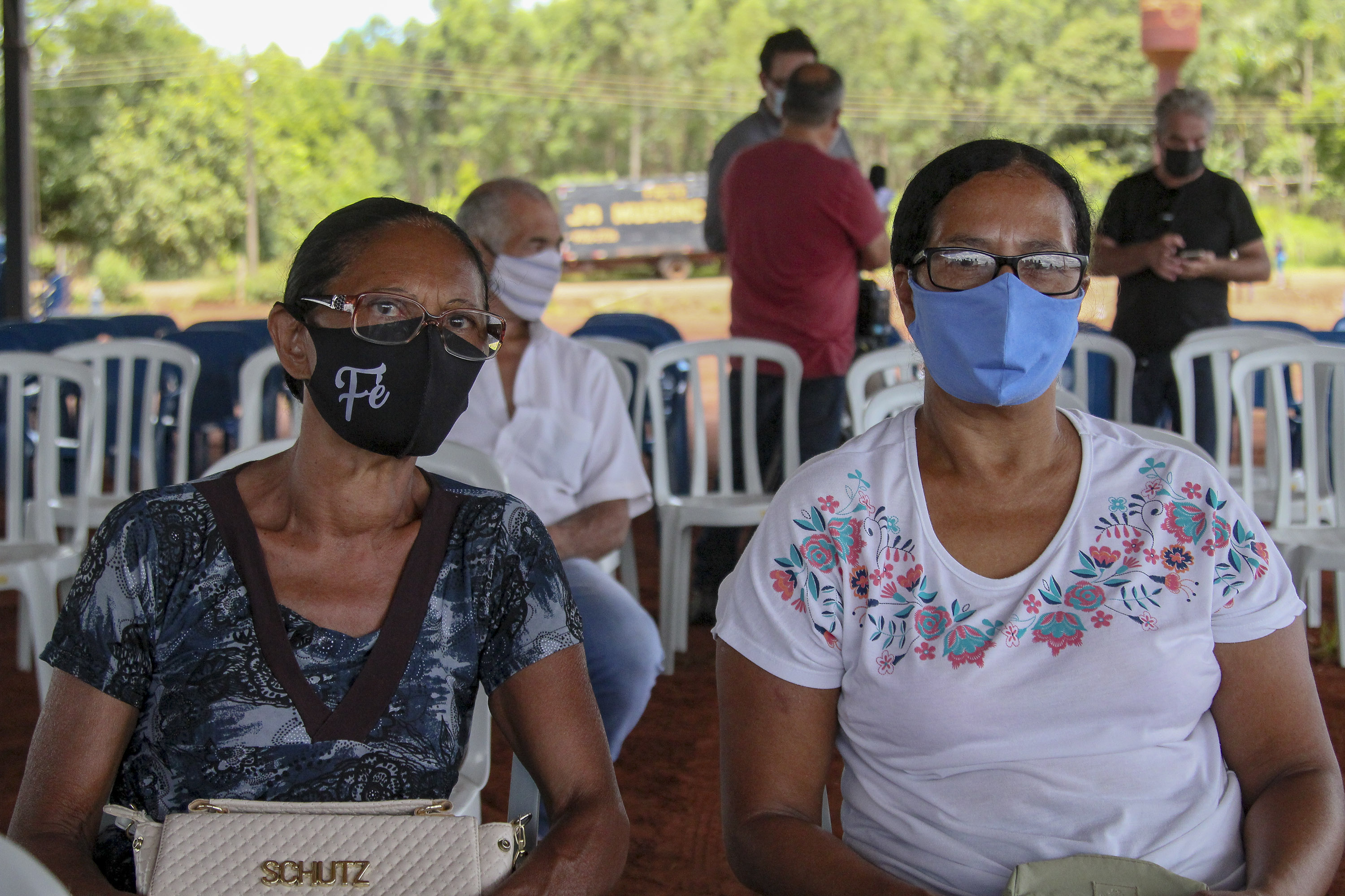Com documentos em mãos, famílias de Goioerê celebram o Natal com casas regularizadas