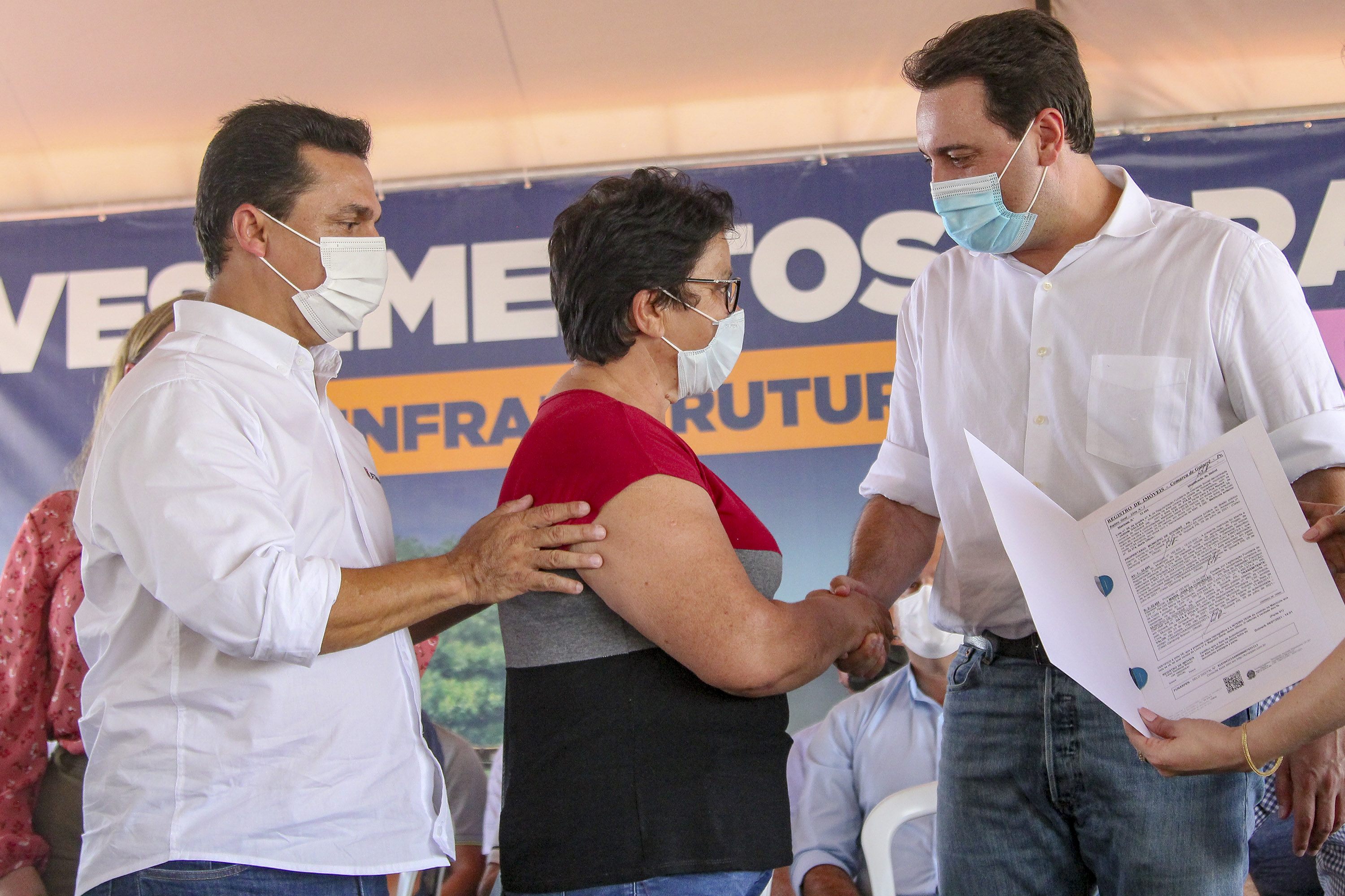 Com documentos em mãos, famílias de Goioerê celebram o Natal com casas regularizadas