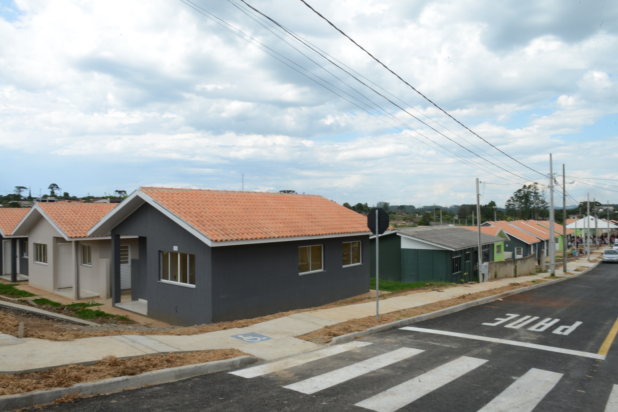 Governo entrega 90 casas e condomínio para idosos em Prudentópolis
