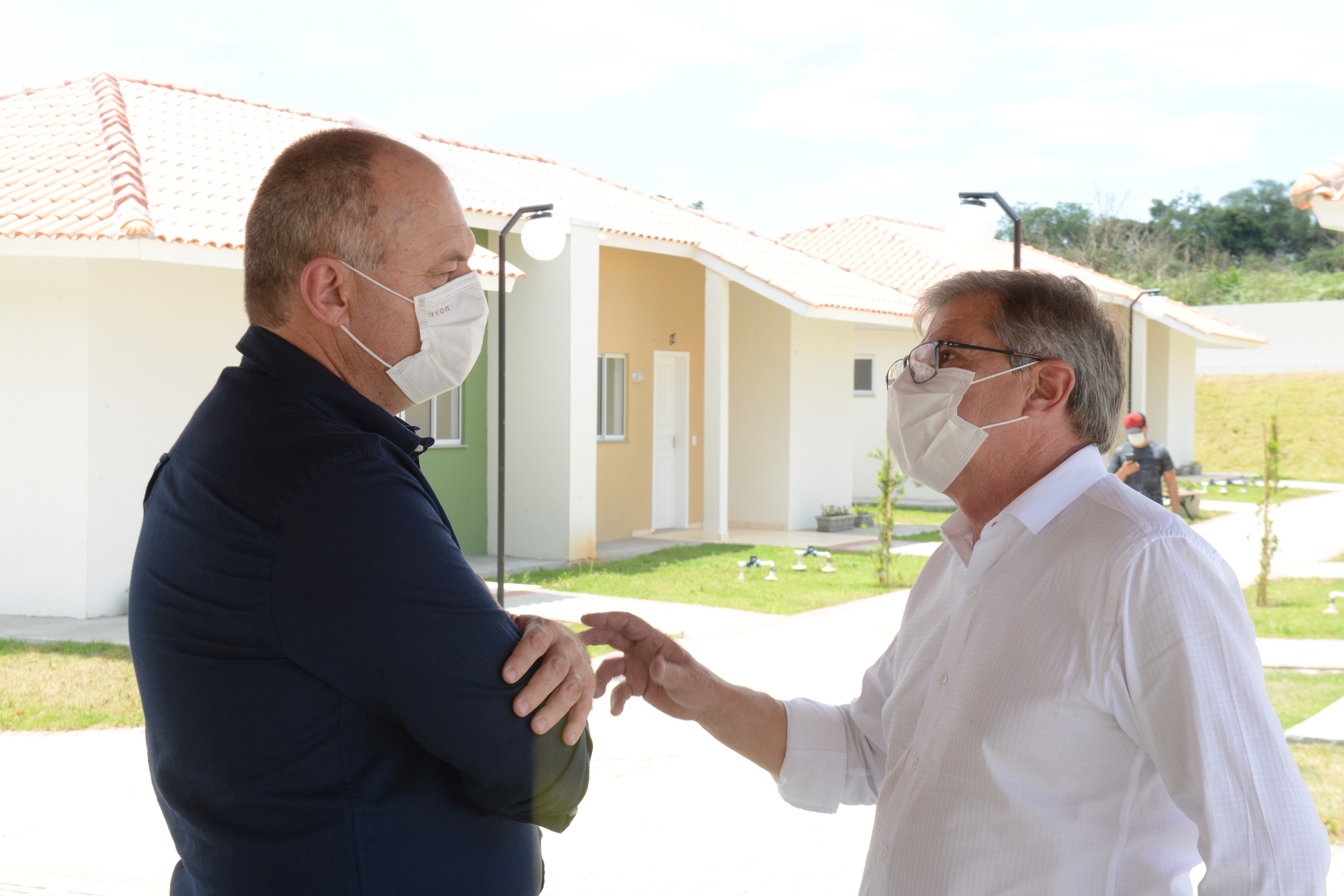 Governo entrega 90 casas e condomínio para idosos em Prudentópolis