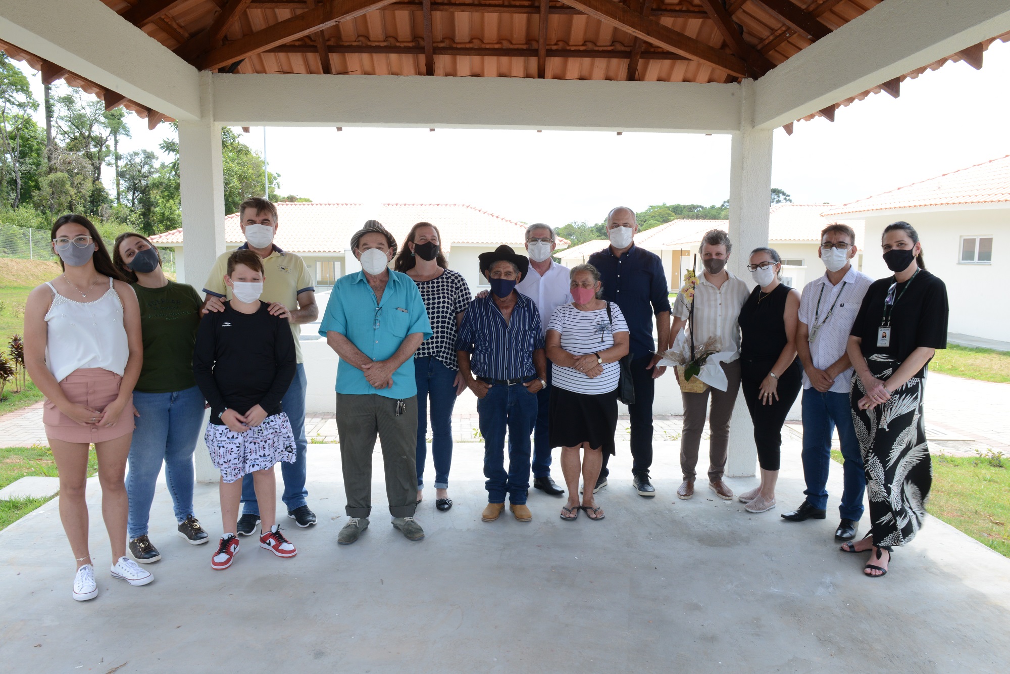 Governo entrega 90 casas e condomínio para idosos em Prudentópolis