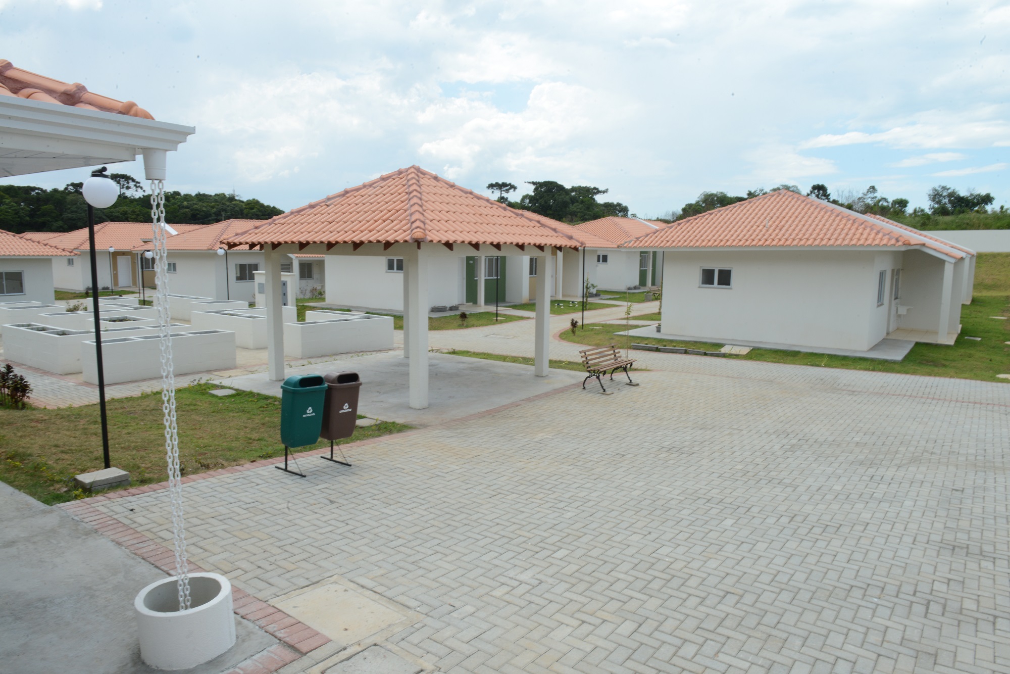 Governo entrega 90 casas e condomínio para idosos em Prudentópolis