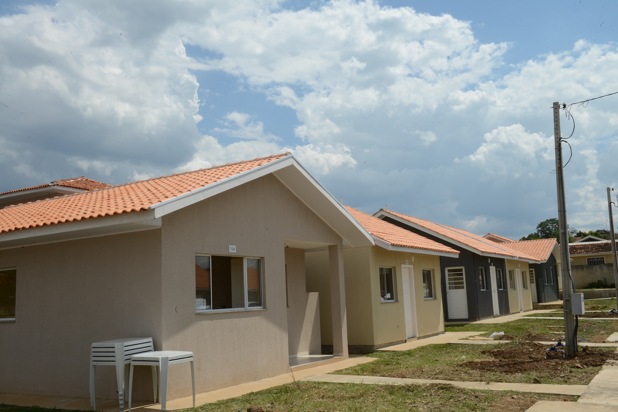 Governo entrega 90 casas e condomínio para idosos em Prudentópolis
