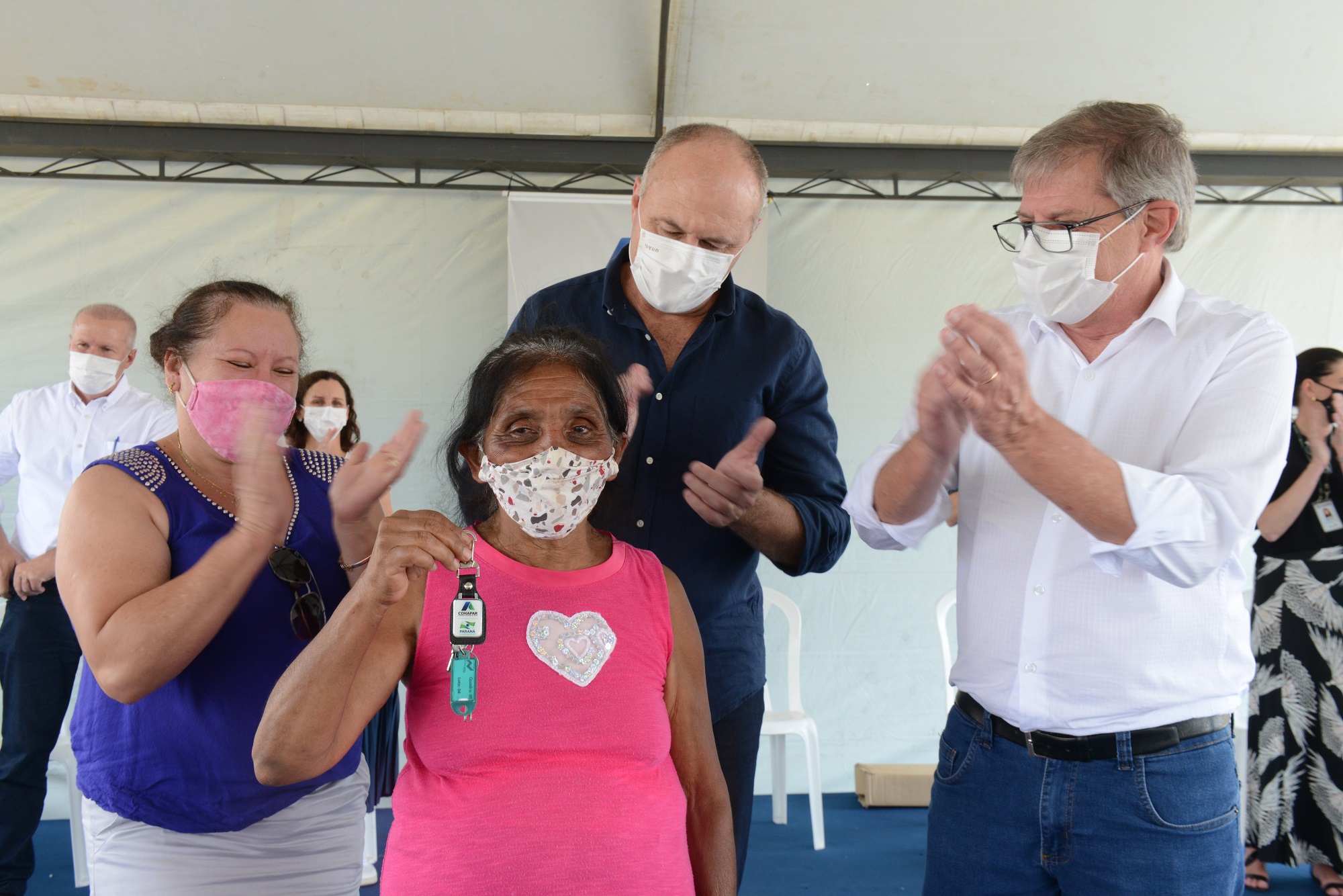 Governo entrega 90 casas e condomínio para idosos em Prudentópolis