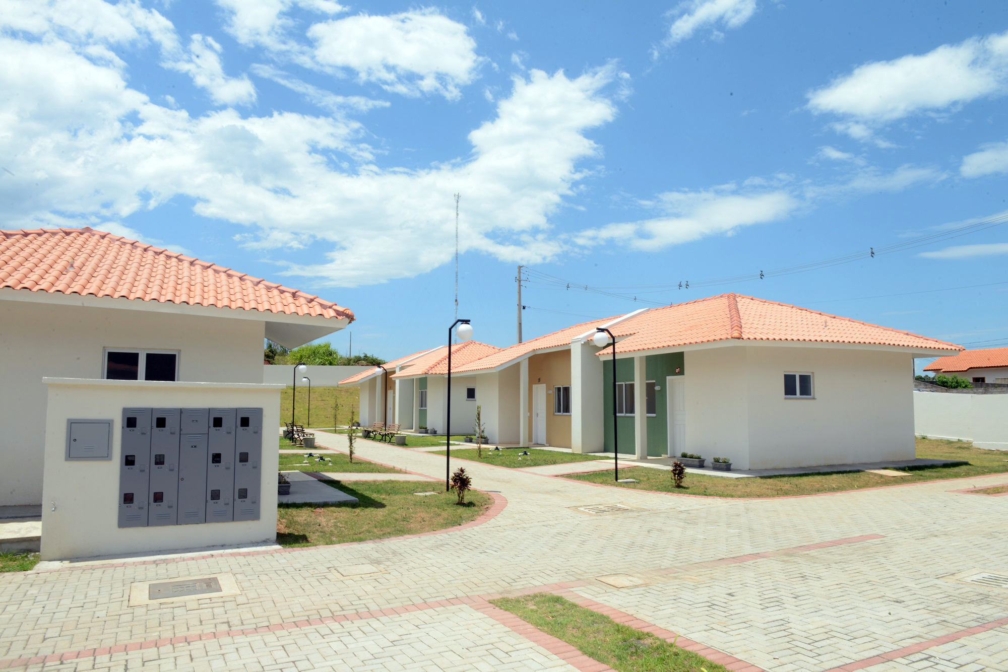 Governo entrega 90 casas e condomínio para idosos em Prudentópolis